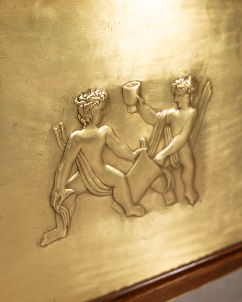 Mid-20th Century Buffet vintage des années 1940 en bois avec bas-reliefs en laiton et marbre Design italien en vente