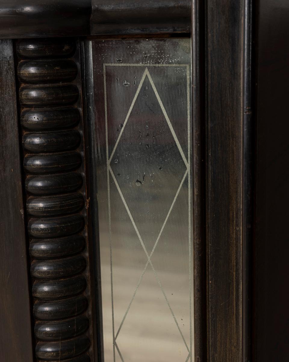 Credenza vintage anni 40 in legno e vetro design Art Decò Italiano (Mid-20th Century) im Angebot