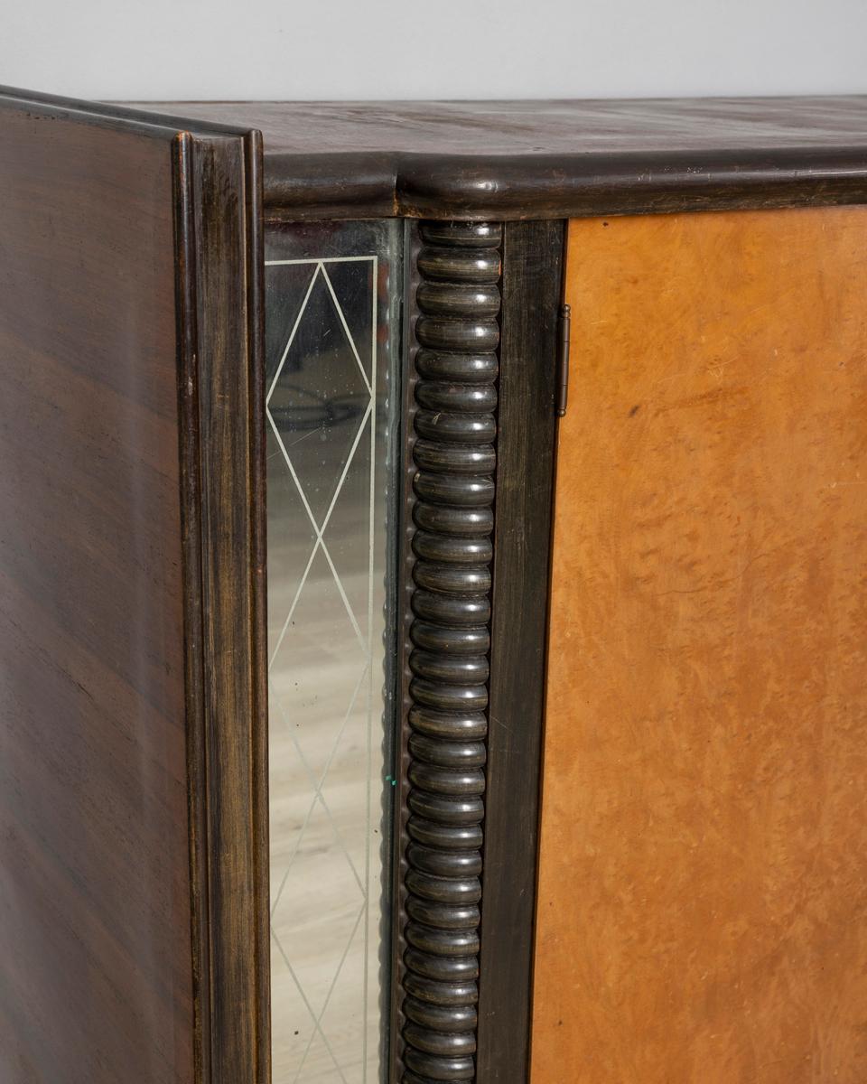 Credenza vintage anni 40 in legno e vetro design Art Decò Italiano (Messing) im Angebot
