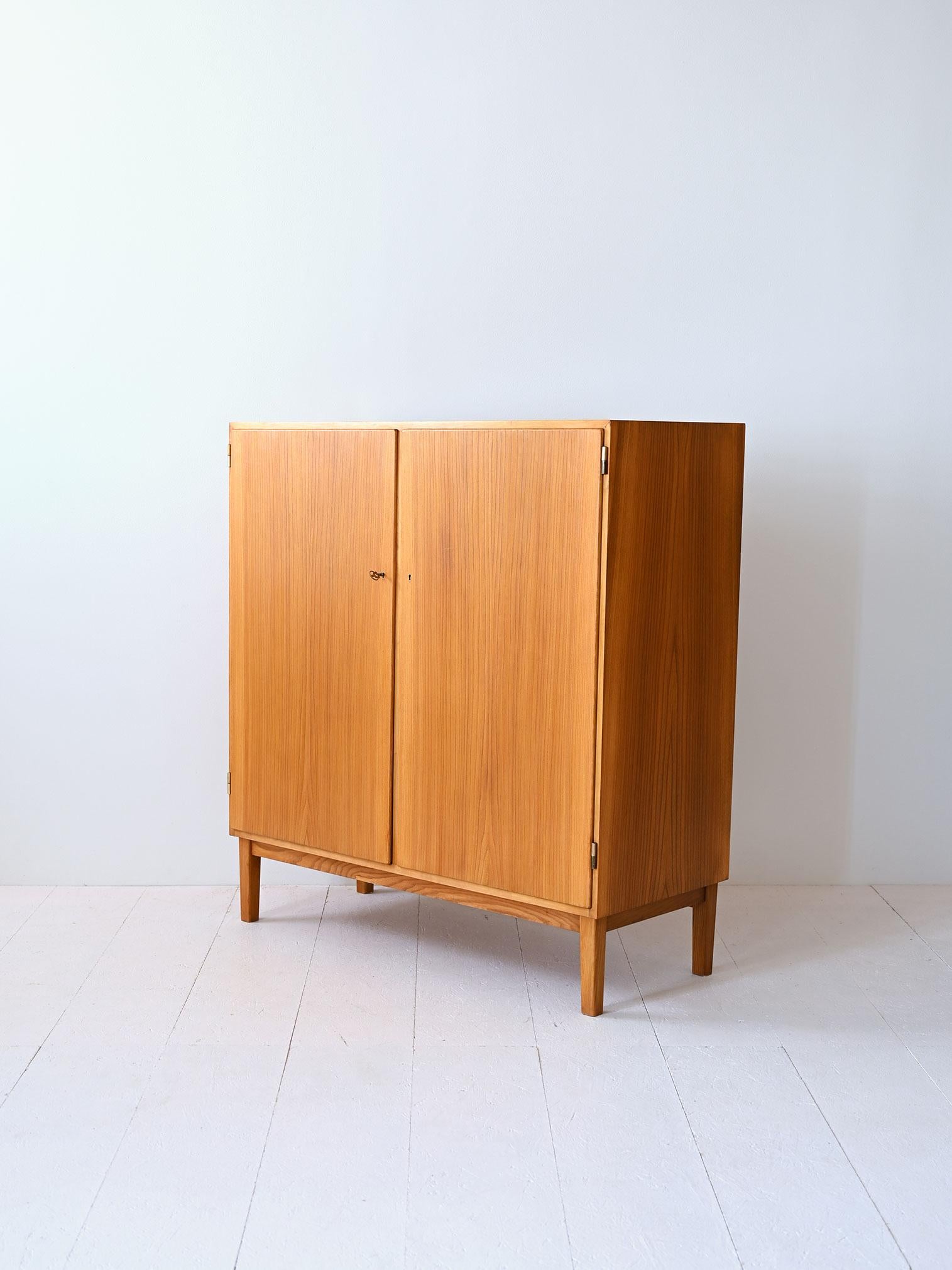 Vintage sideboard with hinged doors In Good Condition For Sale In Brescia, IT