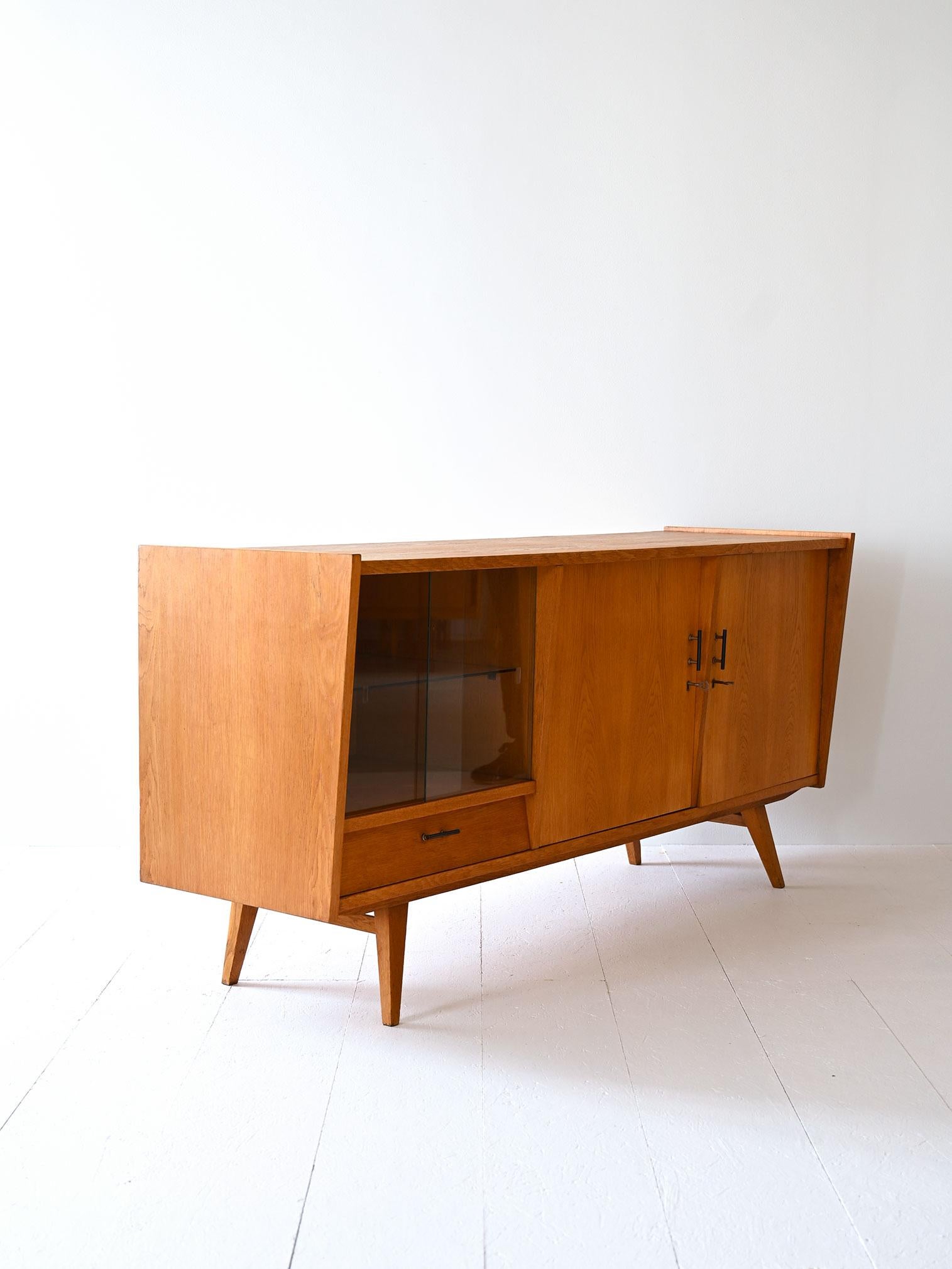 Scandinavian Credenza vintage con vetrinetta
