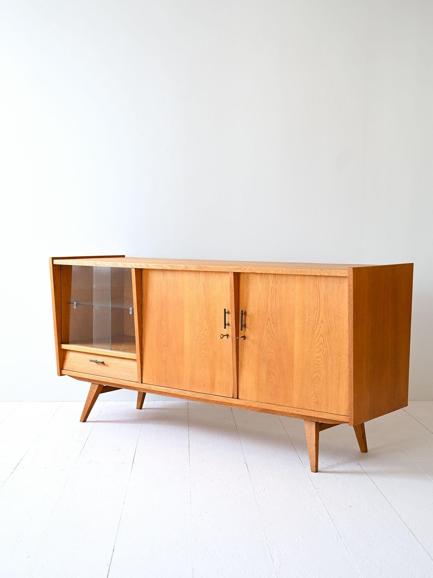Credenza vintage con vetrinetta In condizioni buone a Brescia, IT