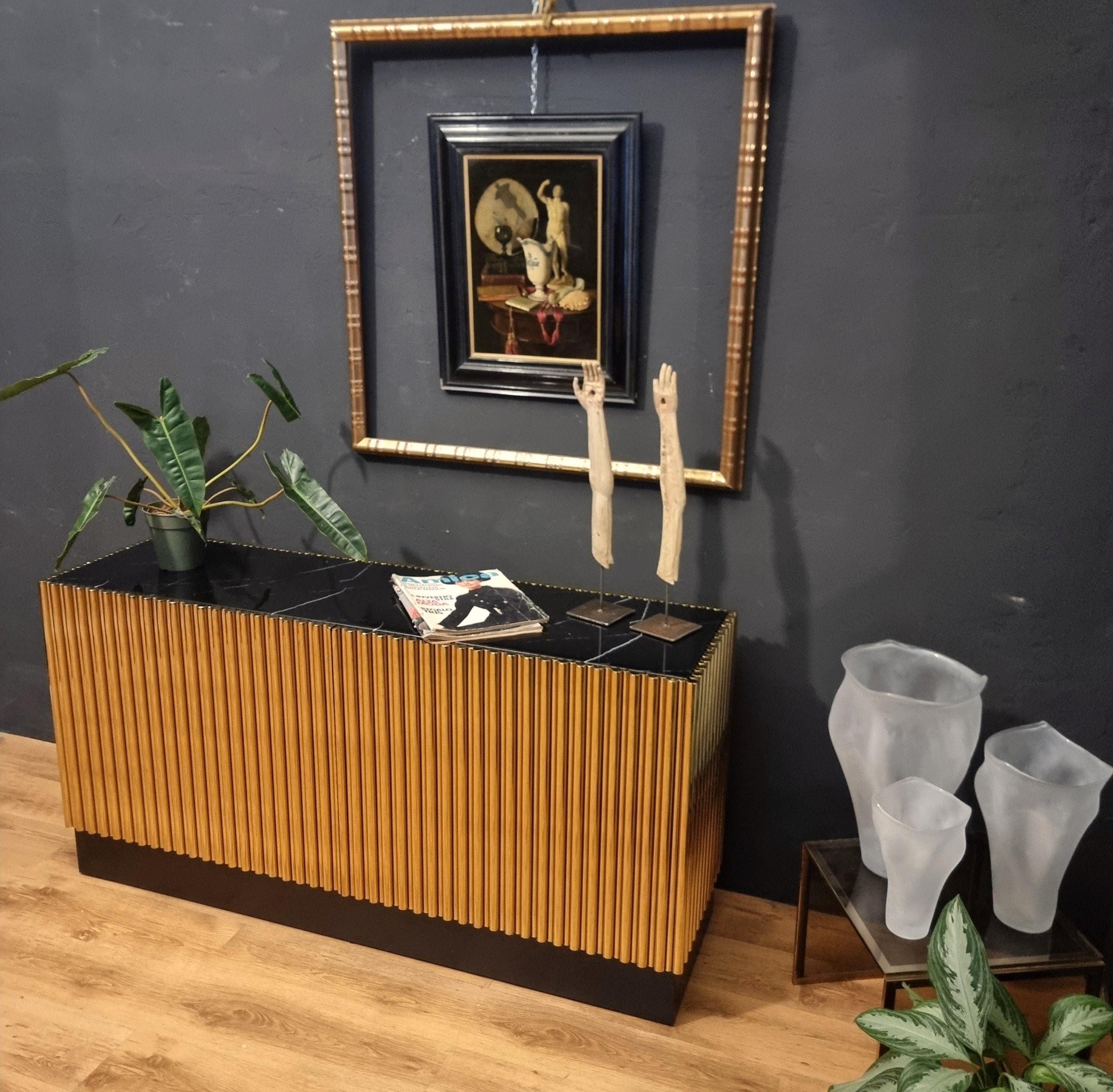 Einführung: Das Sideboard aus vergoldetem Stahl mit Steinablage ist eine elegante und raffinierte Ergänzung für jeden Wohn- oder Geschäftsraum. Mit seinem Vintage-Design und den raffinierten Details ist dieses Sideboard ein echter Blickfang und