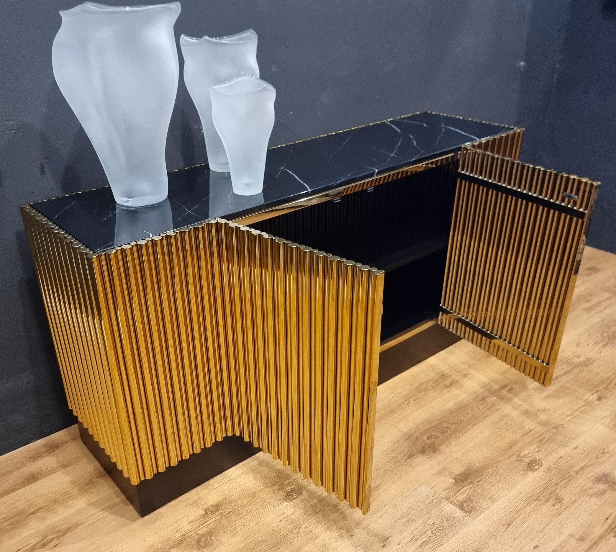 Vintage-Anrichte aus vergoldetem Stahl mit Steinplatte in Marmoroptik (Moderne) im Angebot