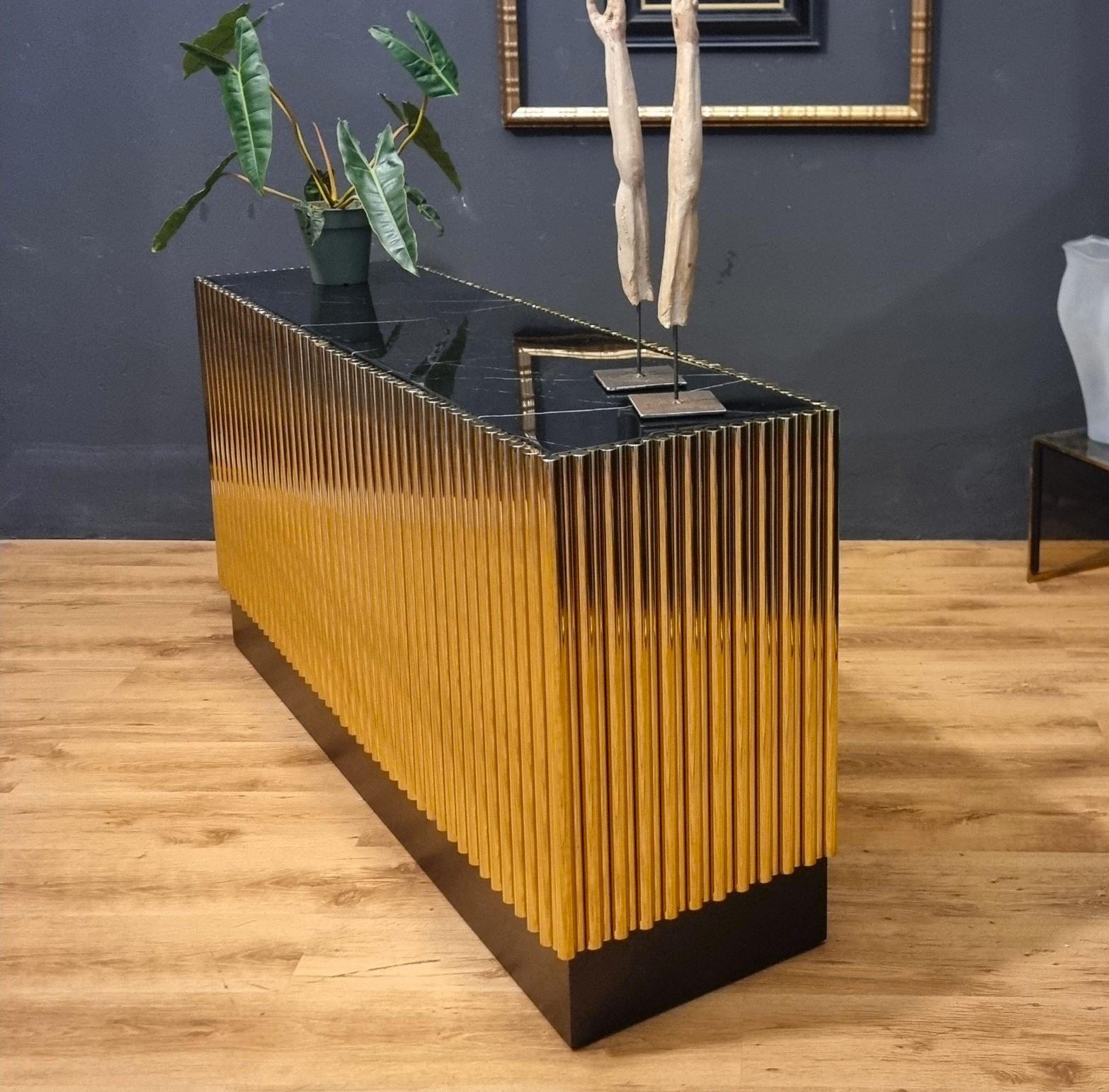 Vintage-Anrichte aus vergoldetem Stahl mit Steinplatte in Marmoroptik (Edelstahl) im Angebot