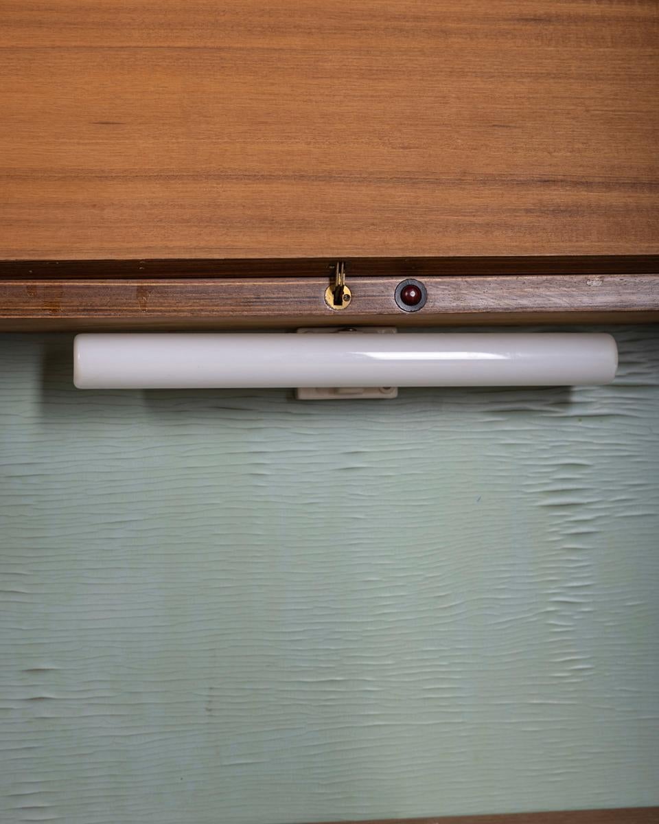 Credenza vintage in legno con vano bar, anni '60, design Italiano en venta 5