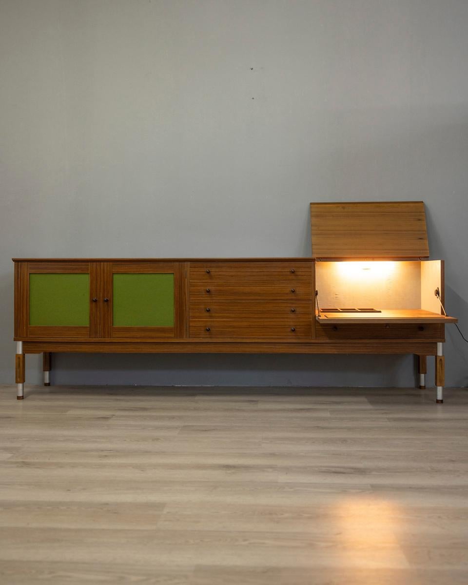 Credenza vintage in legno con vano bar, anni '60, design Italiano en venta 6