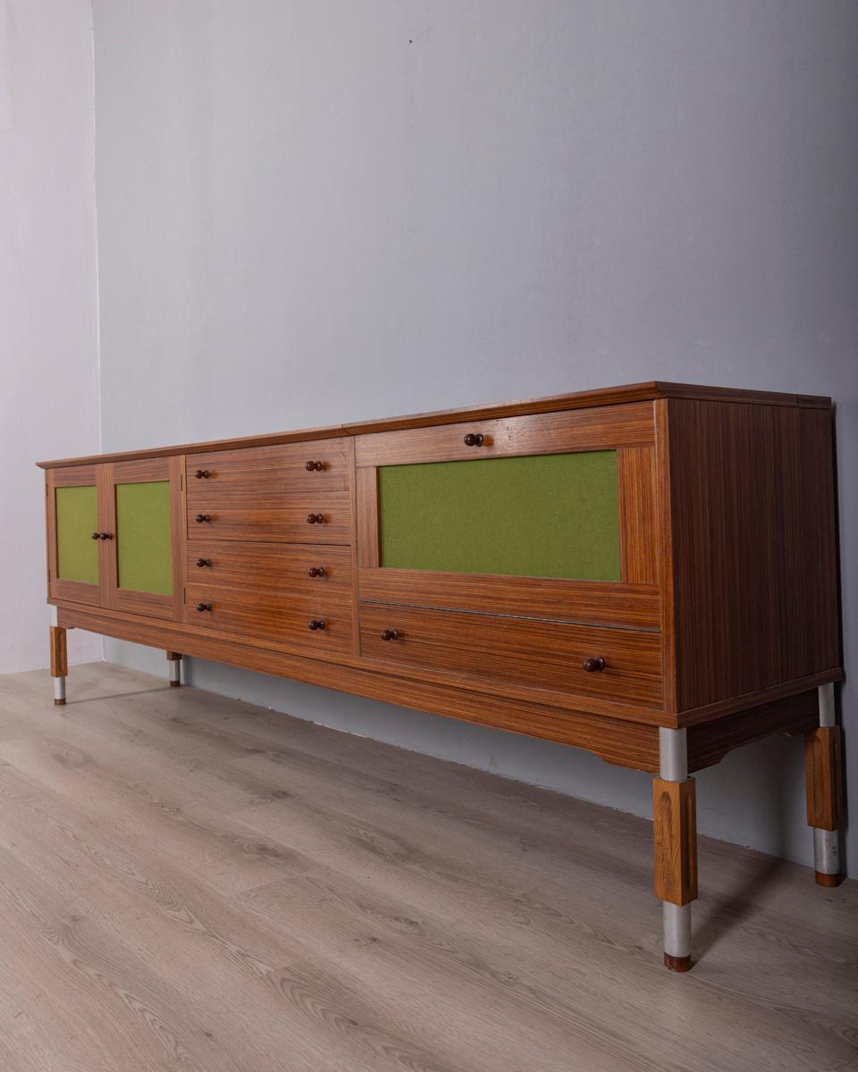Credenza vintage in legno con vano bar, anni '60, design Italiano Moderno de mediados de siglo en venta