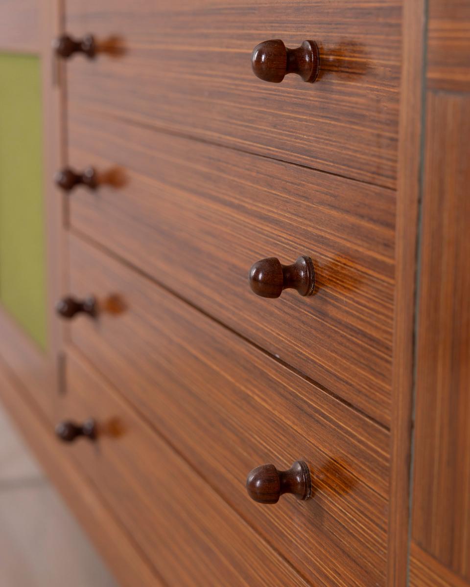 Credenza vintage in legno con vano bar, anni '60, design Italiano mediados del siglo XX en venta