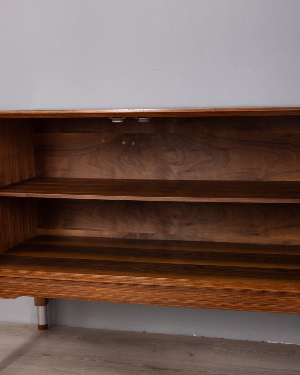 Credenza vintage in legno con vano bar, anni '60, design Italiano Metal en venta