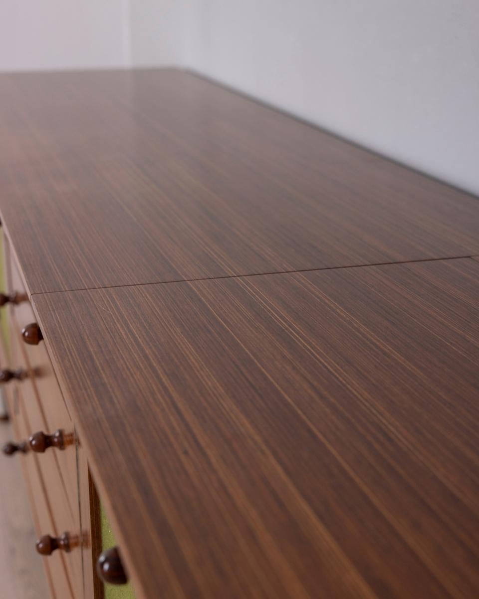 Credenza vintage in legno con vano bar, anni '60, design Italiano en venta 1