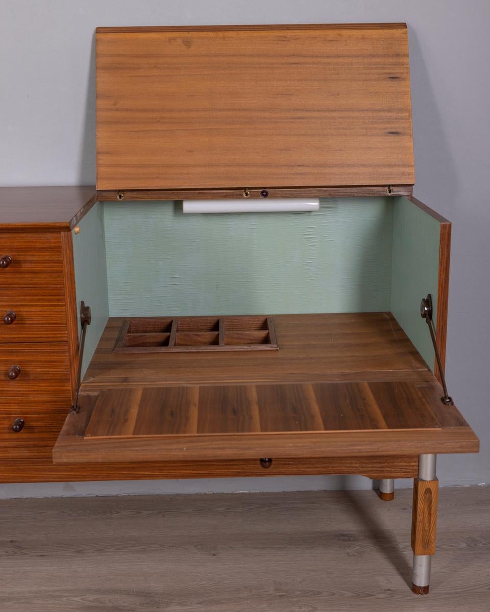 Credenza vintage in legno con vano bar, anni '60, design Italiano en venta 2
