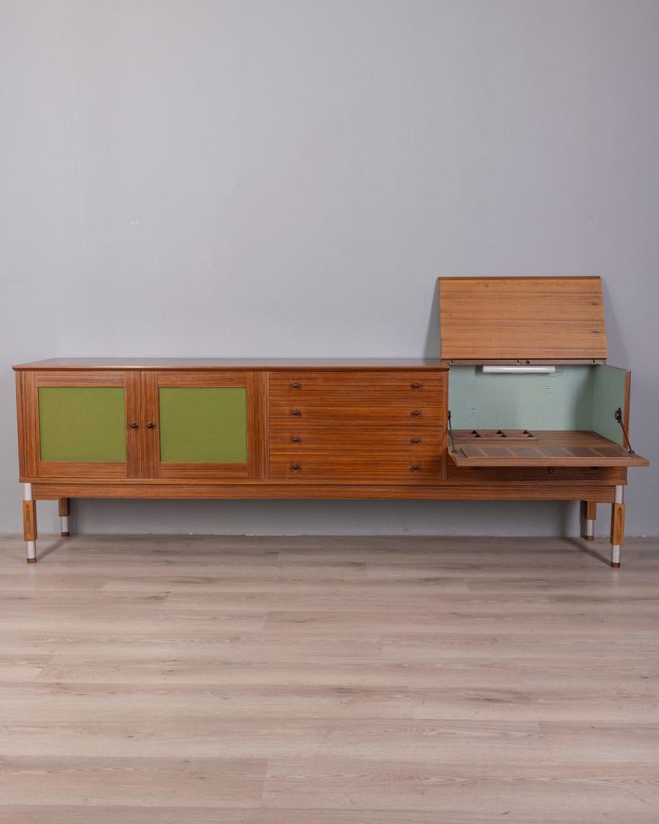 Credenza vintage in legno con vano bar, anni '60, design Italiano en venta 3