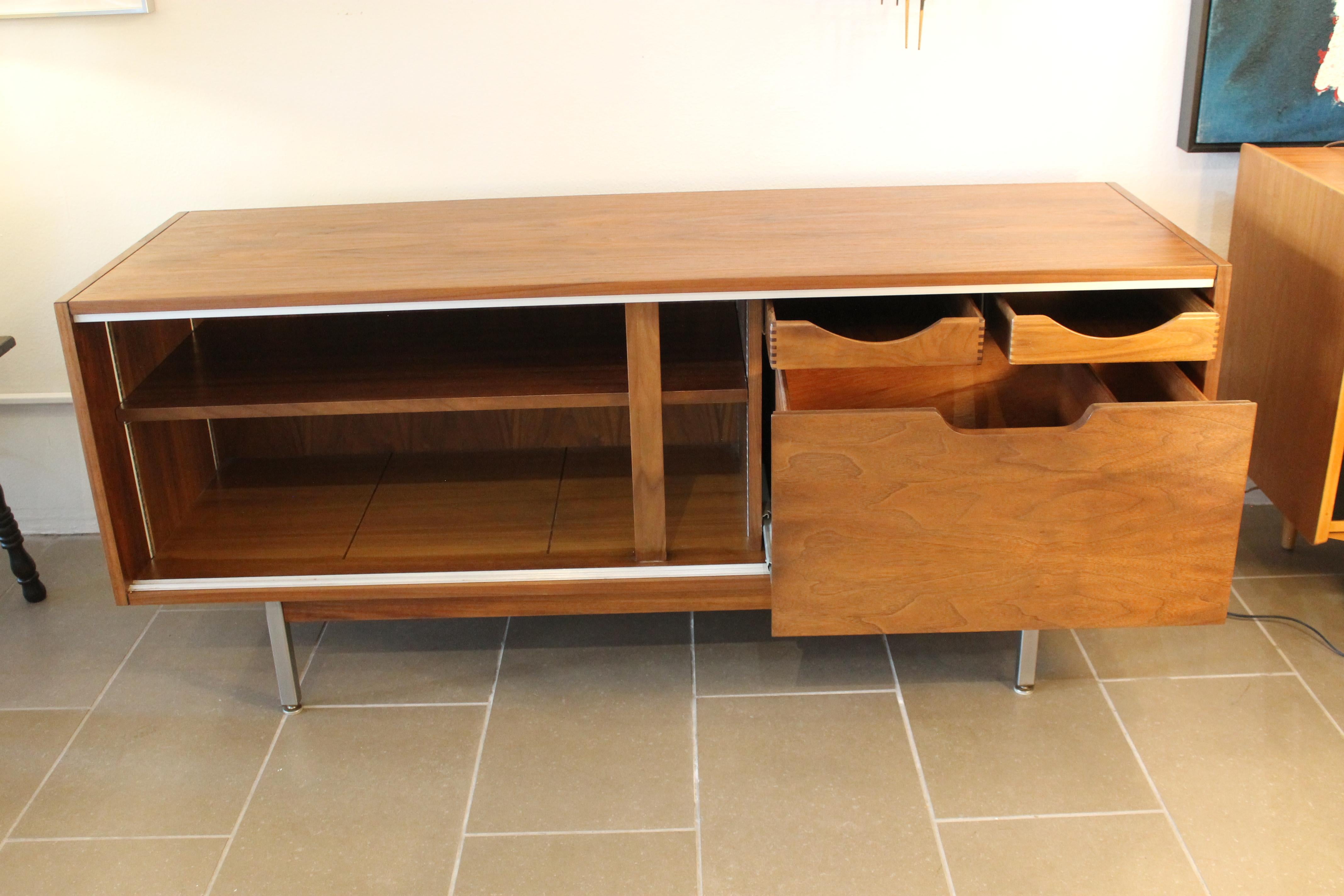 Mid-20th Century Credenza in the Style of George Nelson With Black and Grey Sliders