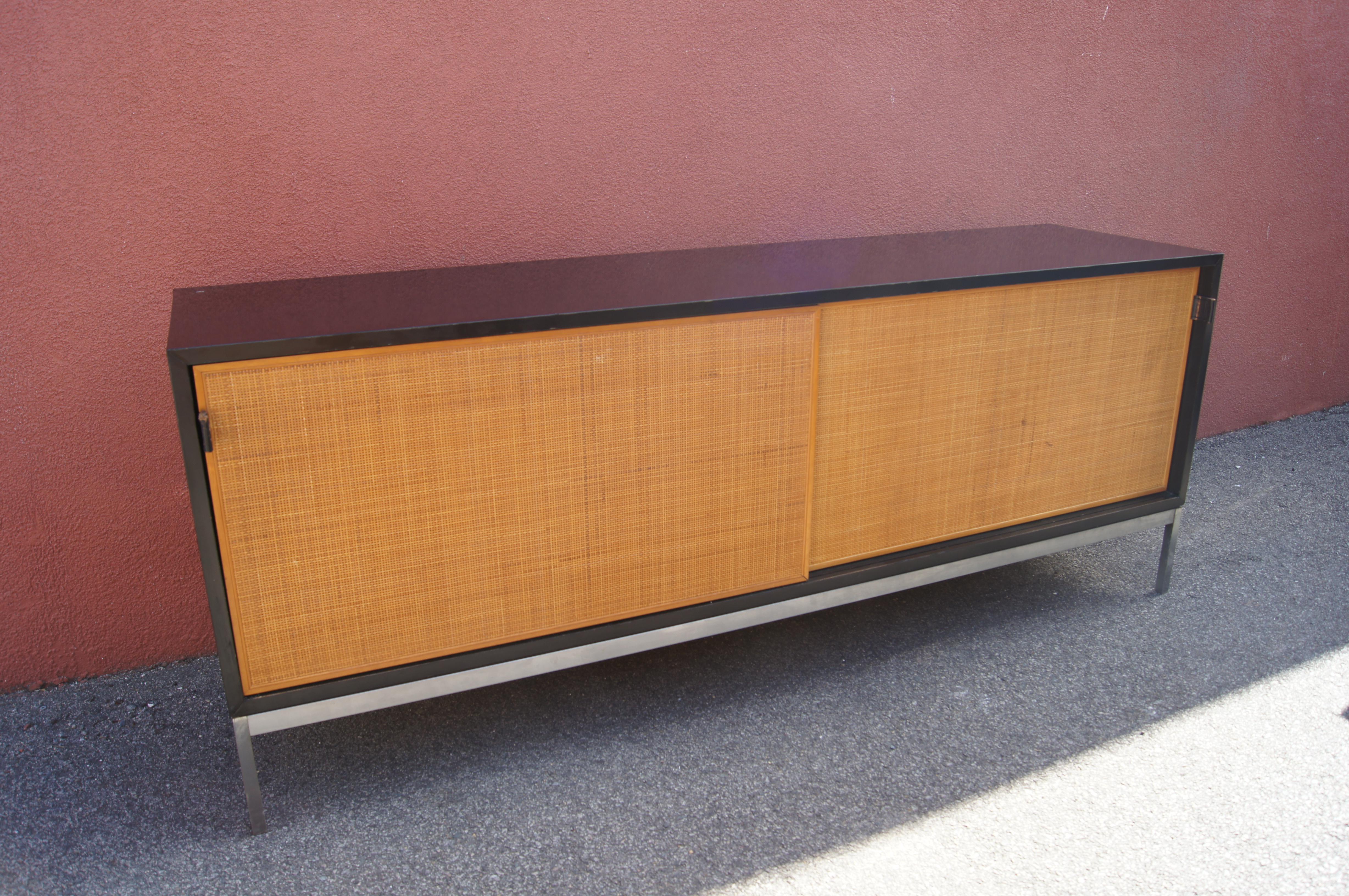 Américain Crédence avec portes en rotin et coffret en stratifié noir de Florence Knoll en vente