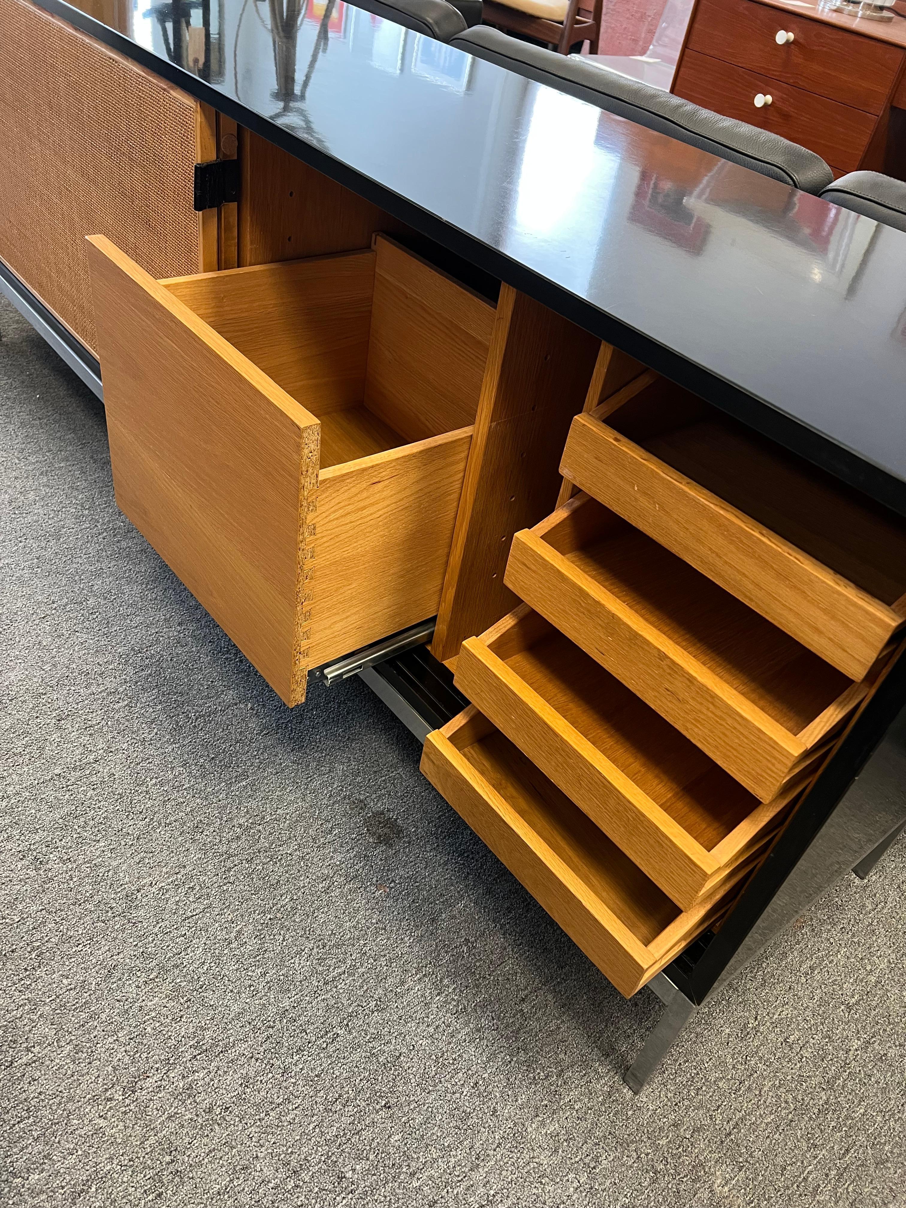 Milieu du XXe siècle Crédence avec portes en rotin et coffret en stratifié noir de Florence Knoll en vente