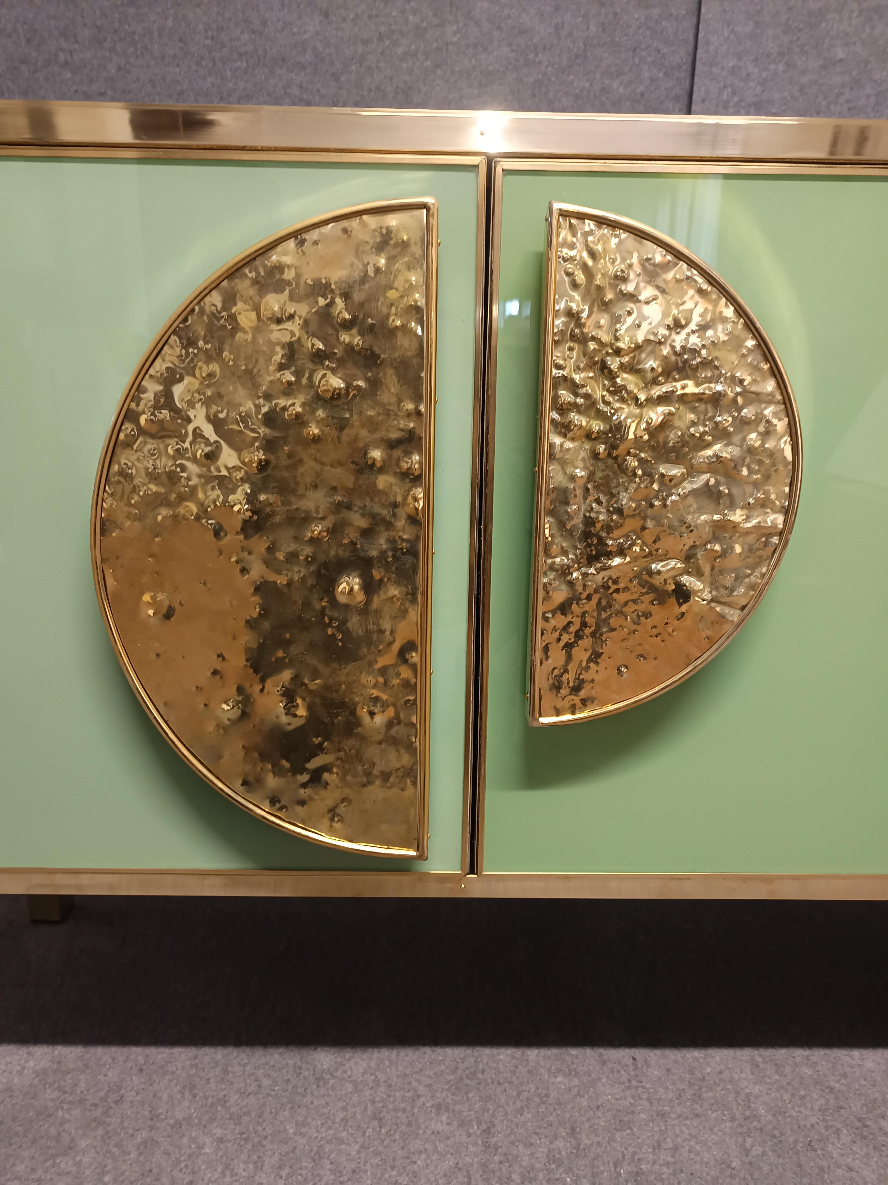 Credenza con cristal de Murano verde y herrajes y tiradores de latón Disponible en venta 2