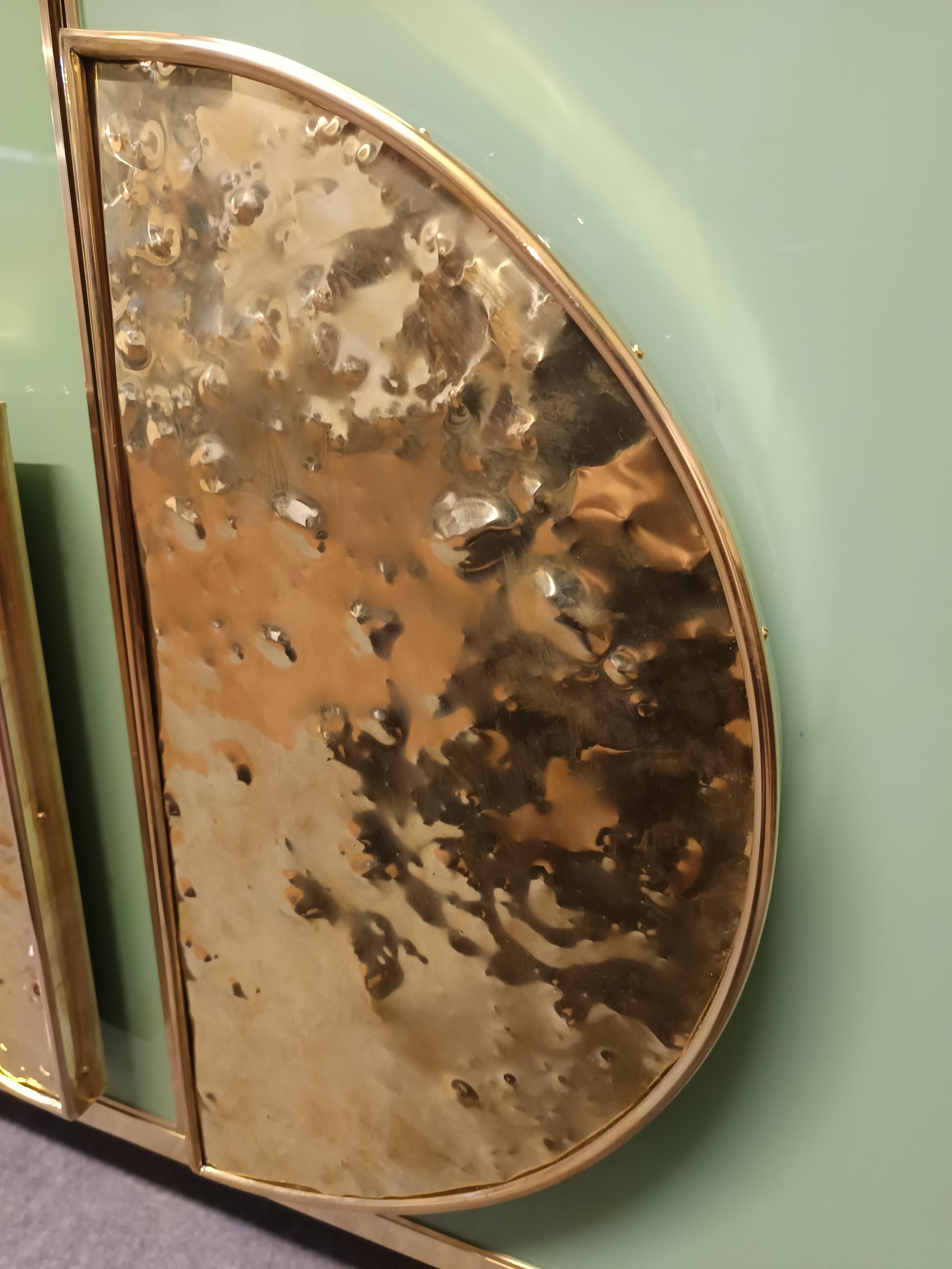 Credenza con cristal de Murano verde y herrajes y tiradores de latón Disponible en venta 3