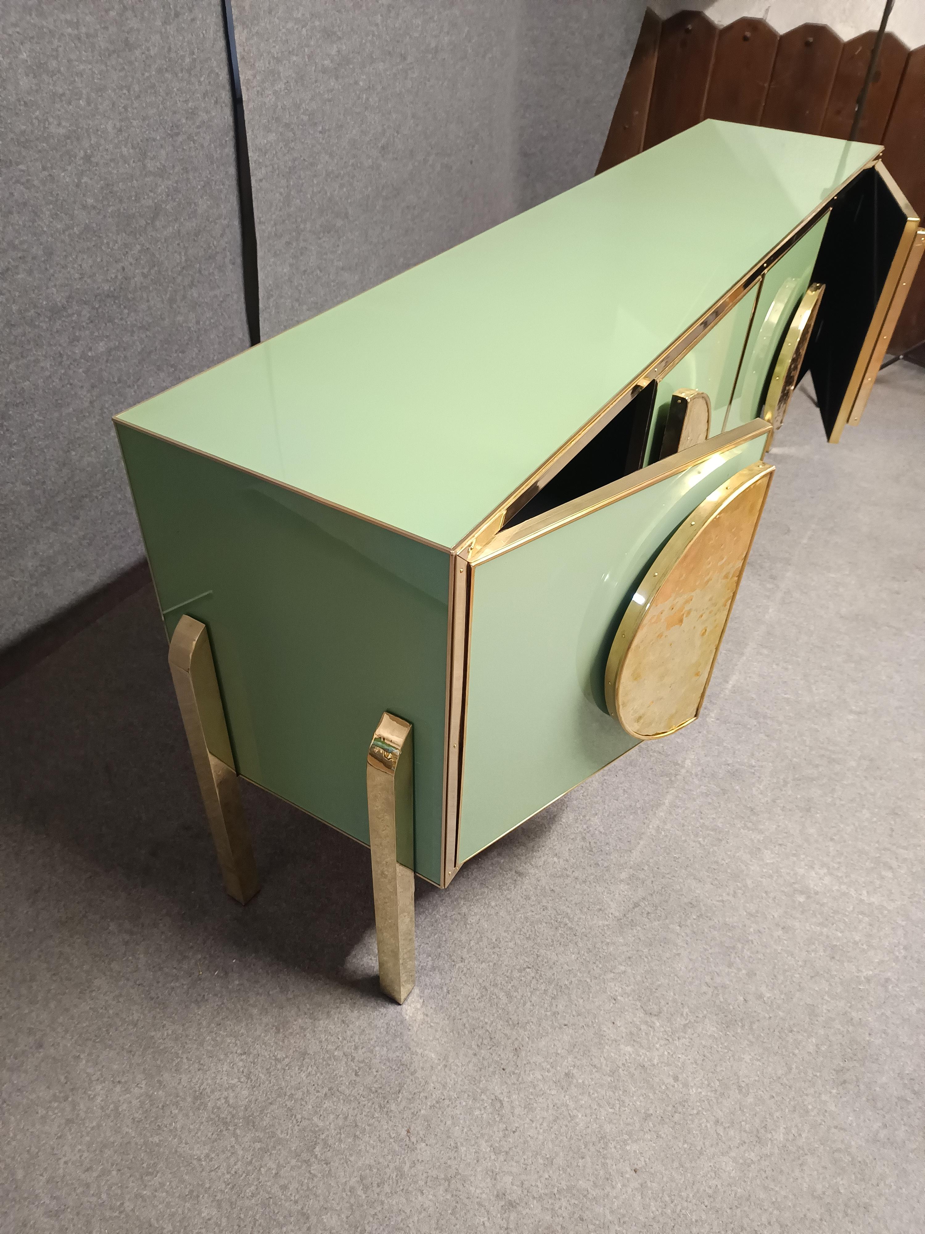 Credenza con cristal de Murano verde y herrajes y tiradores de latón Disponible en venta 4