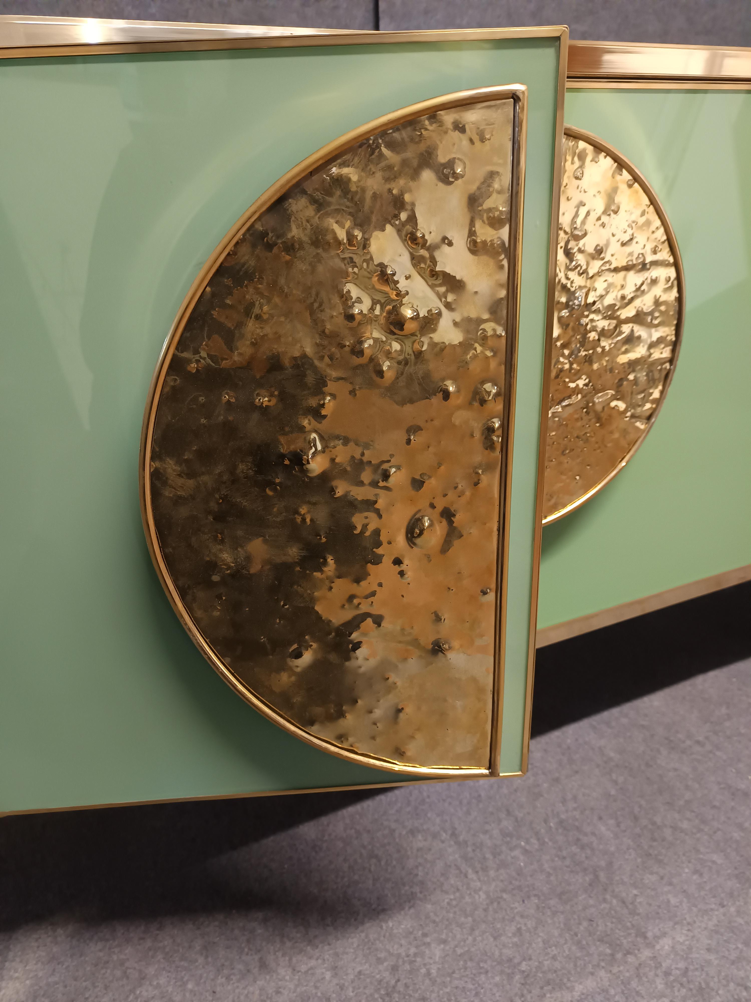Credenza con cristal de Murano verde y herrajes y tiradores de latón Disponible en venta 5