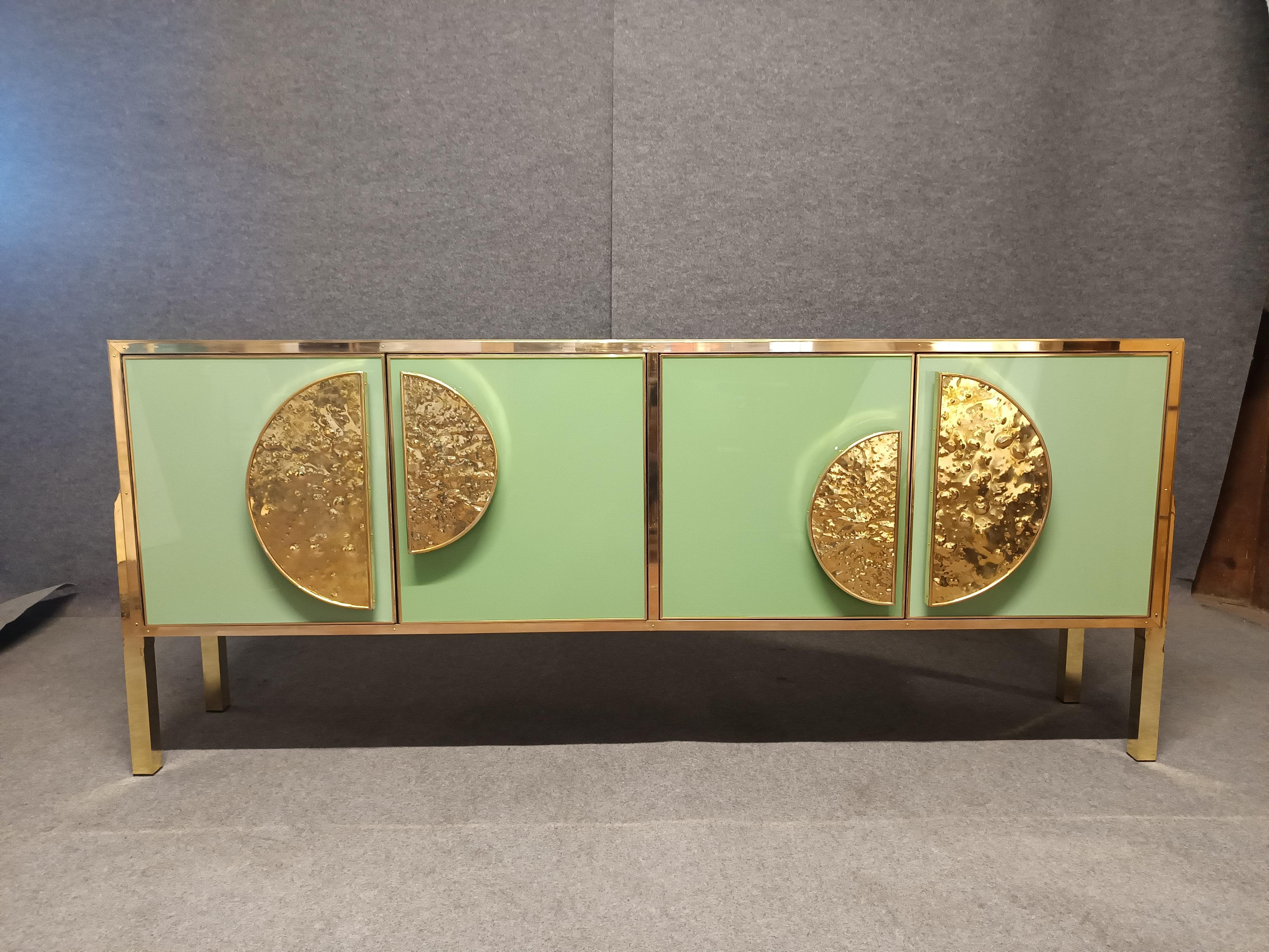 Credenza con cristal de Murano verde y herrajes y tiradores de latón Disponible en venta 6