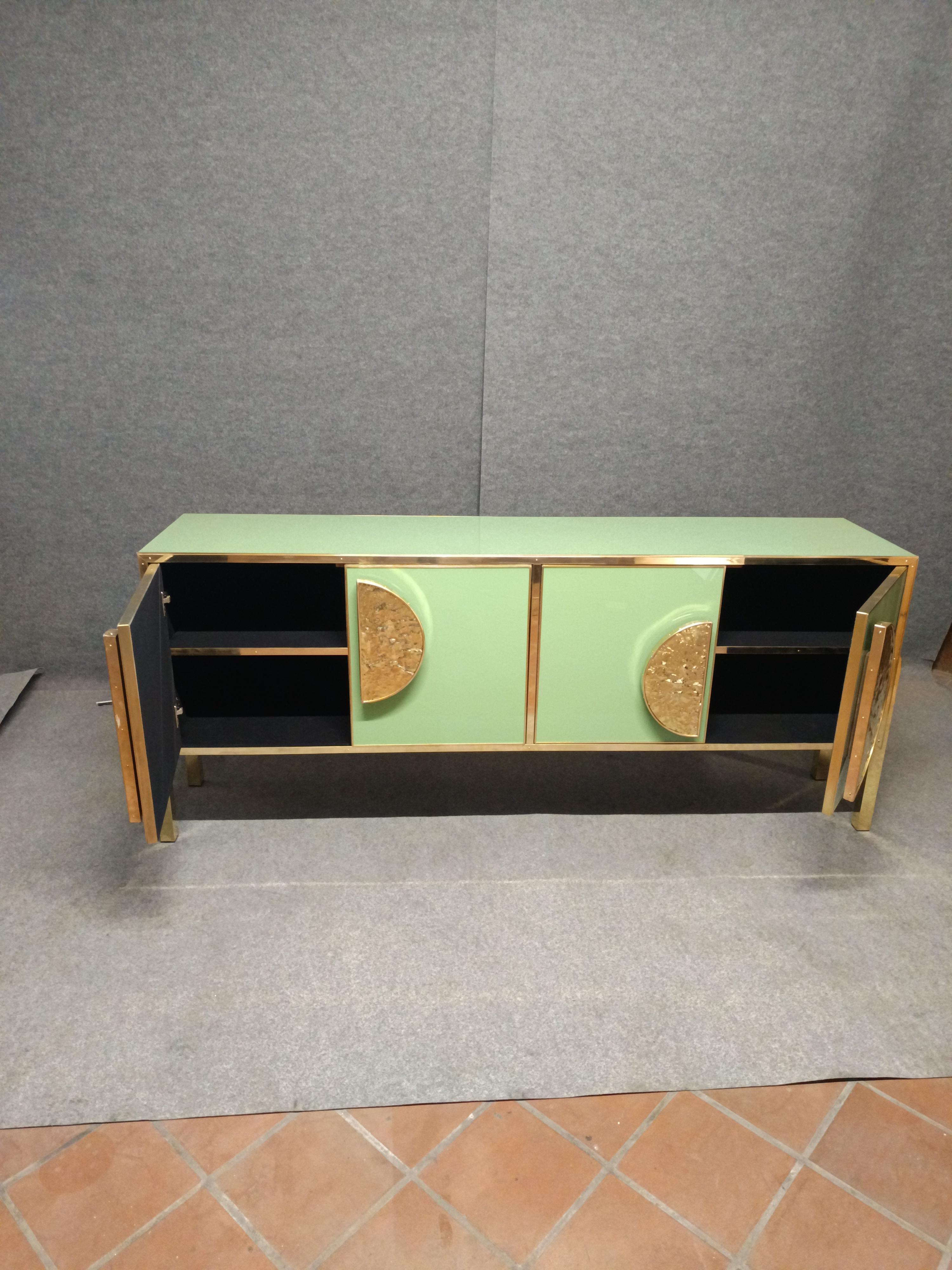 Credenza con cristal de Murano verde y herrajes y tiradores de latón Disponible en venta 7