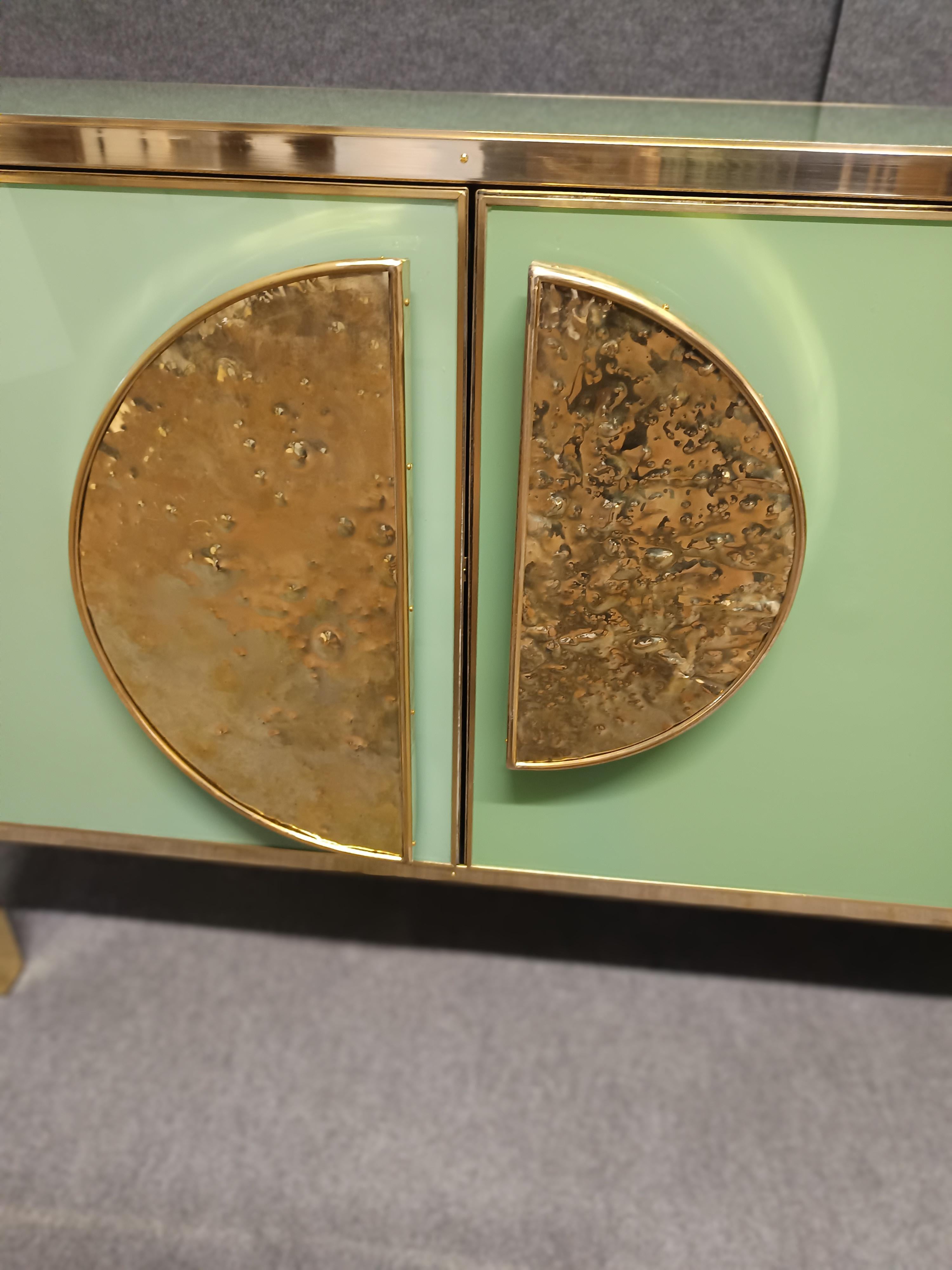 Credenza con cristal de Murano verde y herrajes y tiradores de latón Disponible Moderno en venta