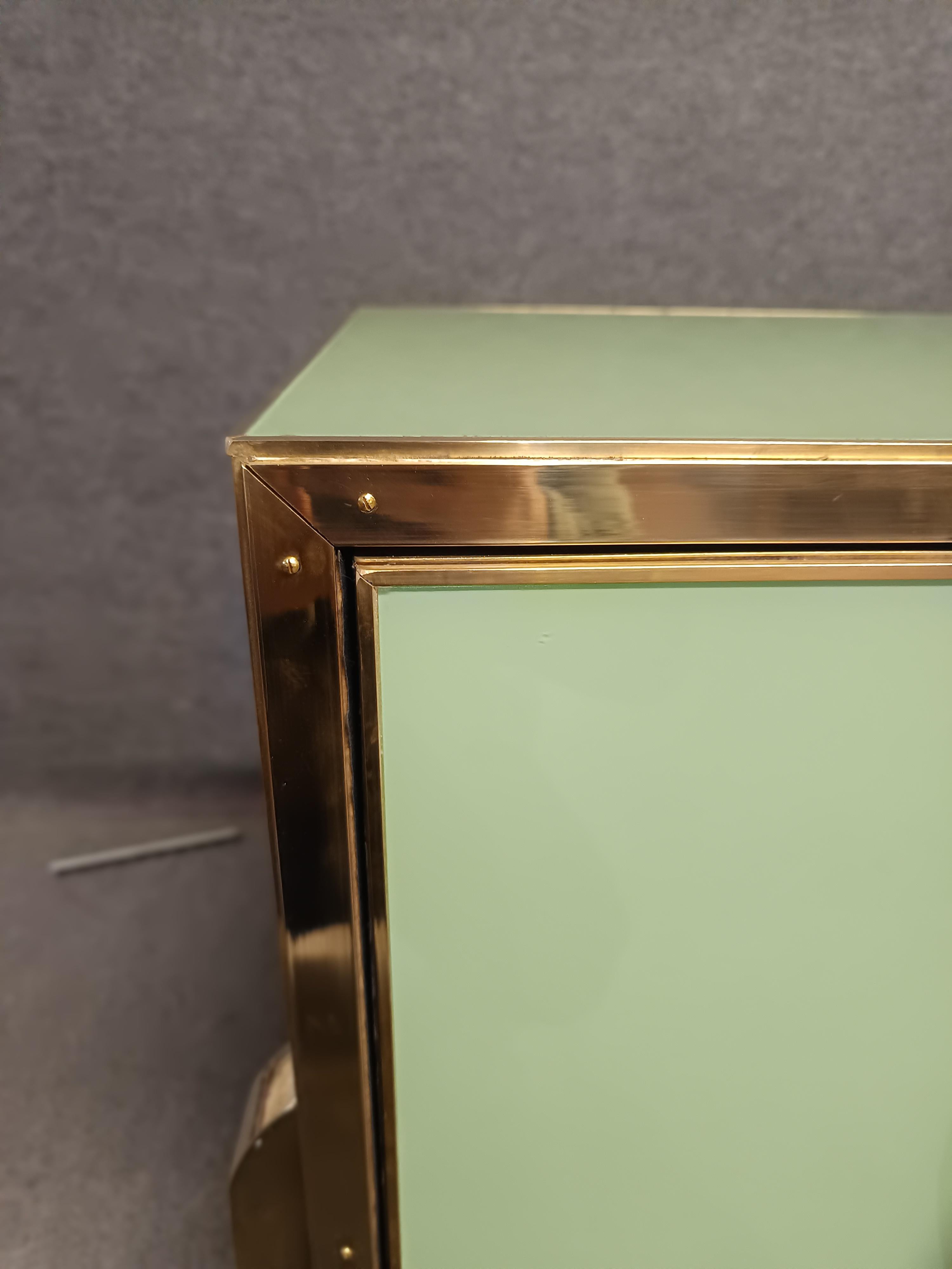 Credenza con cristal de Murano verde y herrajes y tiradores de latón Disponible Italian en venta