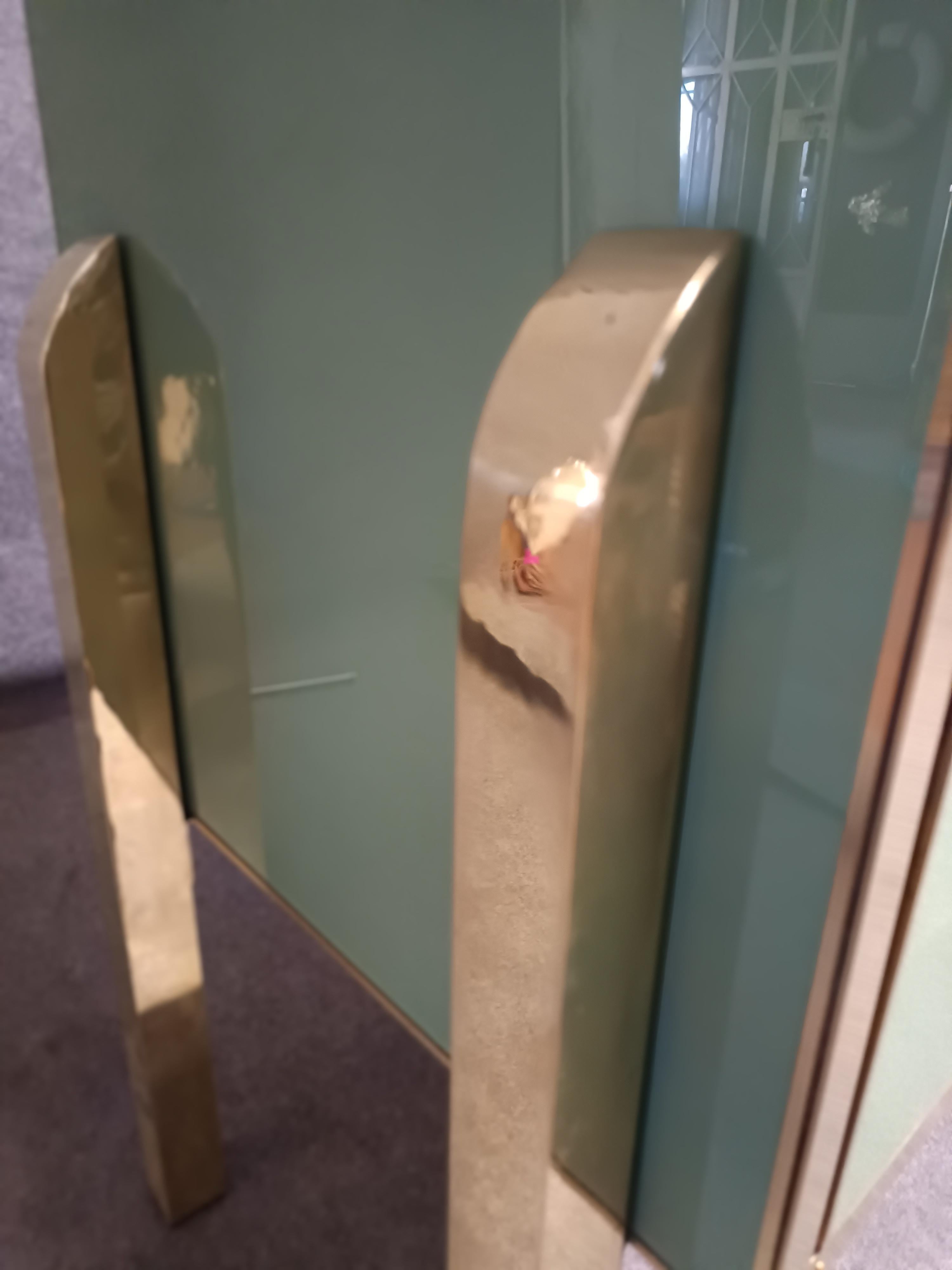 Credenza con cristal de Murano verde y herrajes y tiradores de latón Disponible Biselado en venta