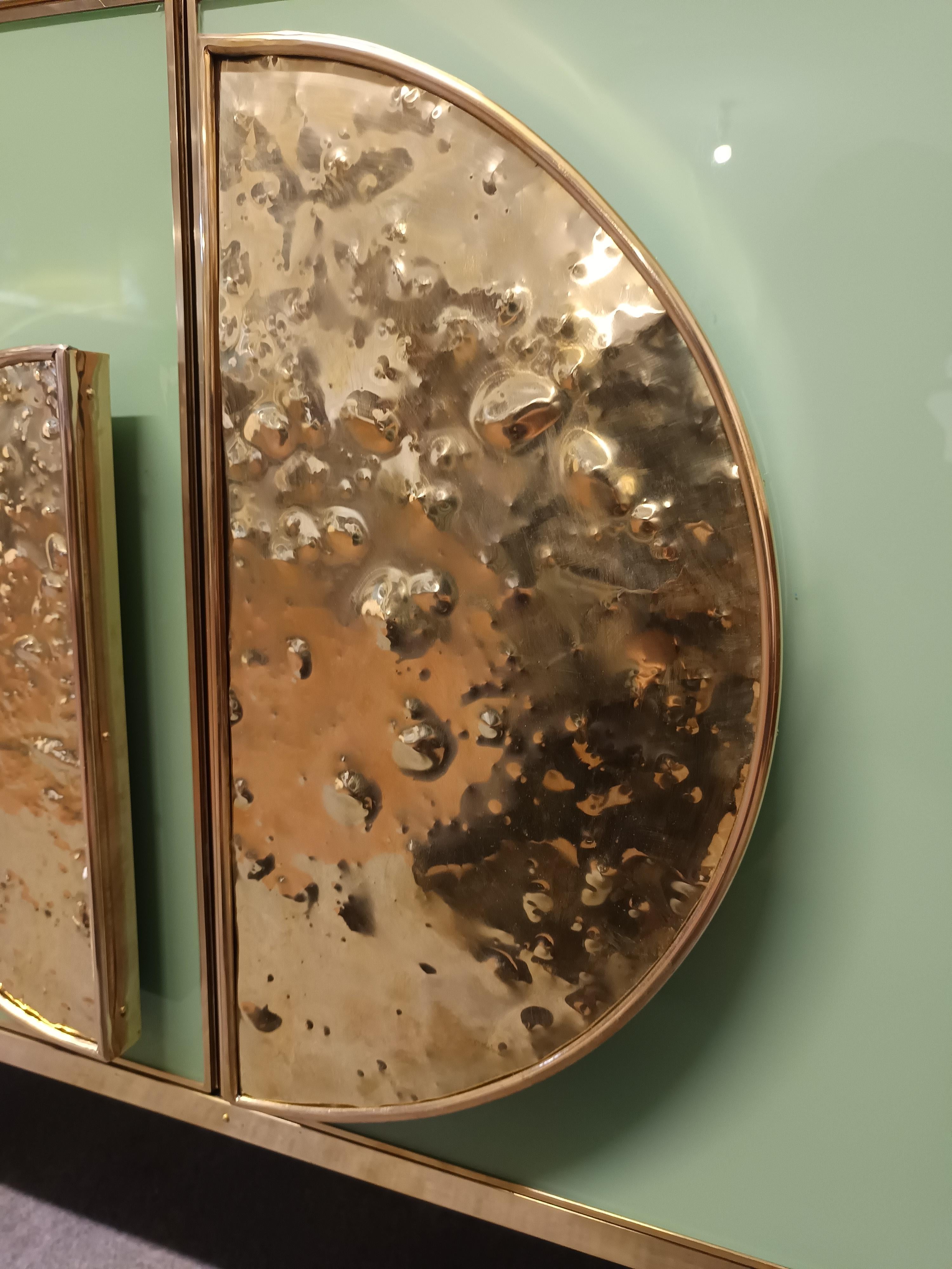 Credenza con cristal de Murano verde y herrajes y tiradores de latón Disponible en Desgastado estado para la venta en Guazzora, IT