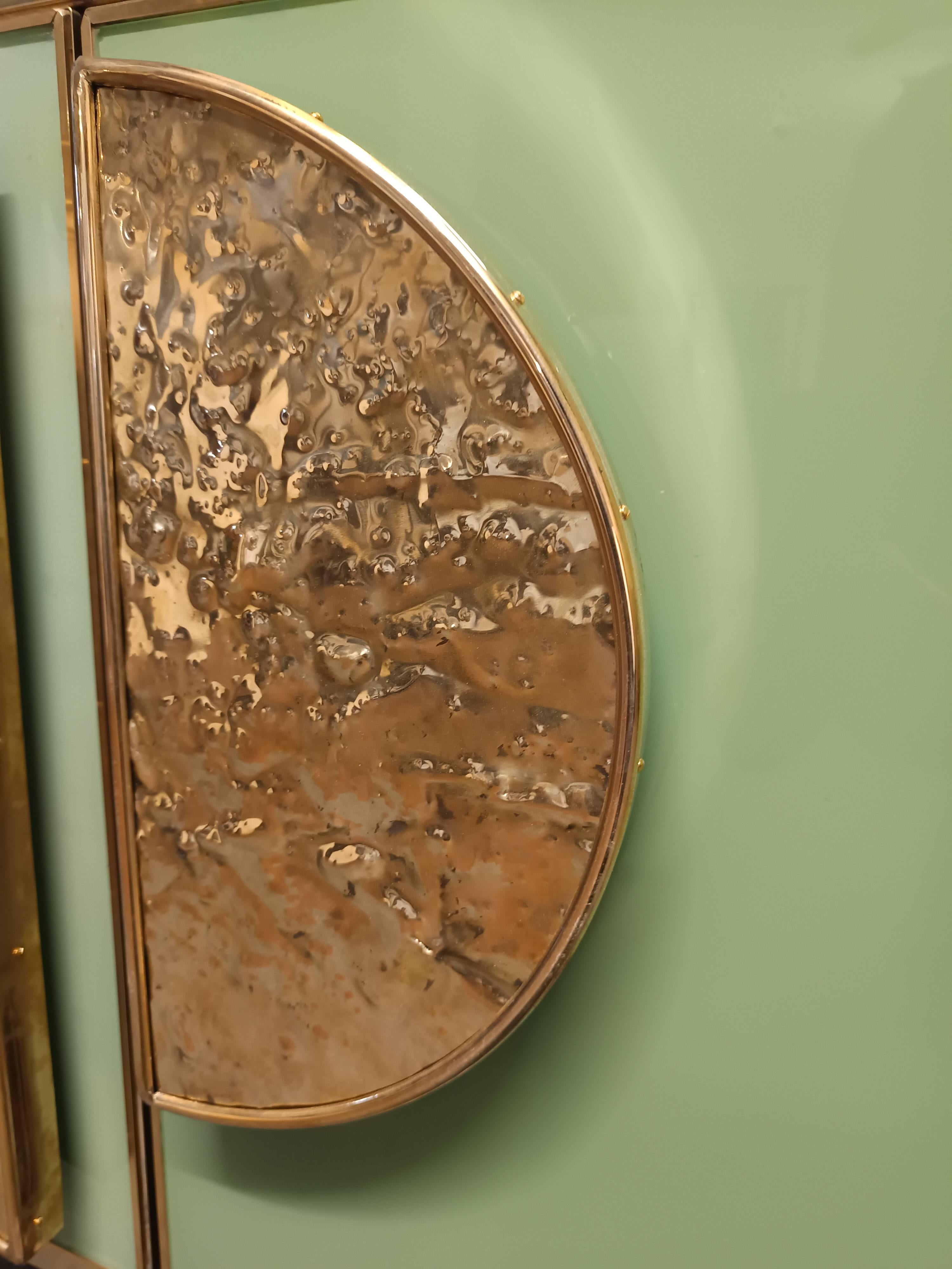 Credenza con cristal de Murano verde y herrajes y tiradores de latón Disponible Contemporáneo en venta