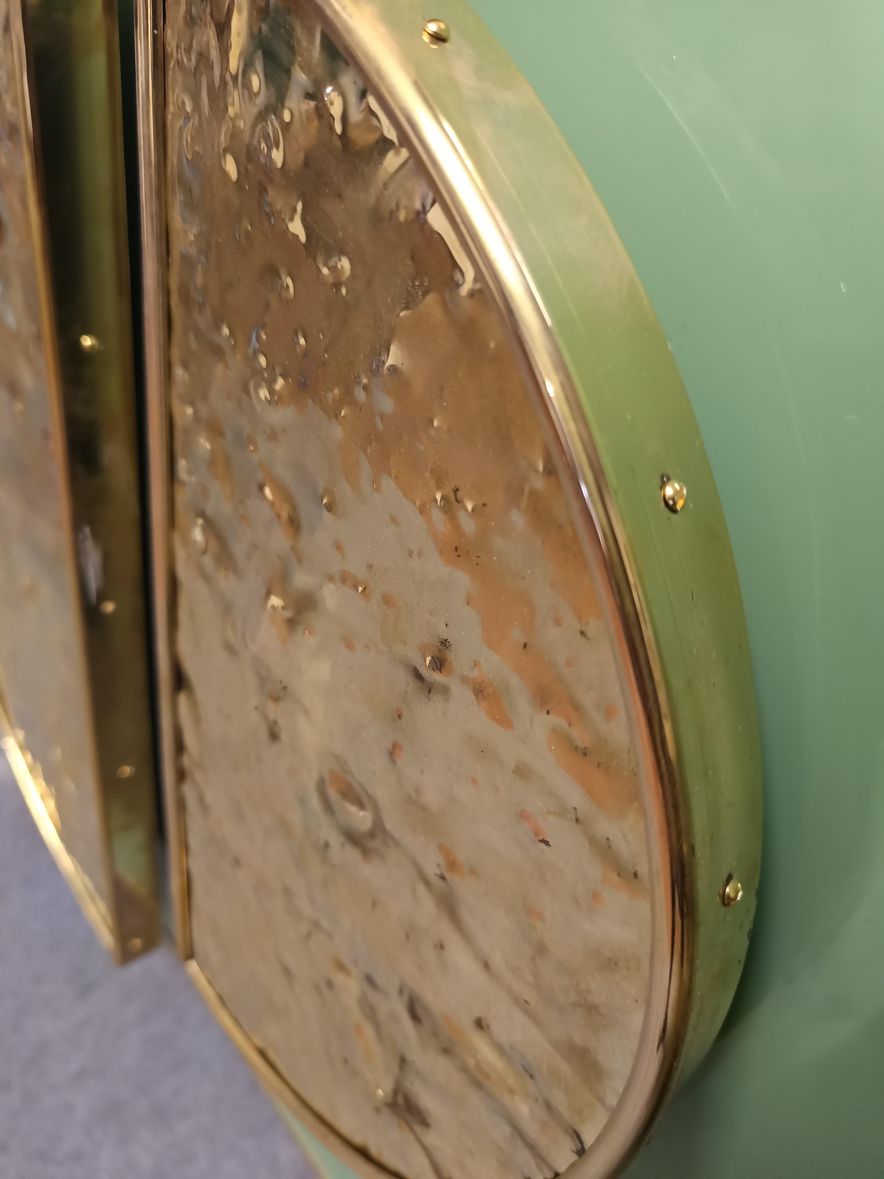 Credenza con cristal de Murano verde y herrajes y tiradores de latón Disponible Latón en venta