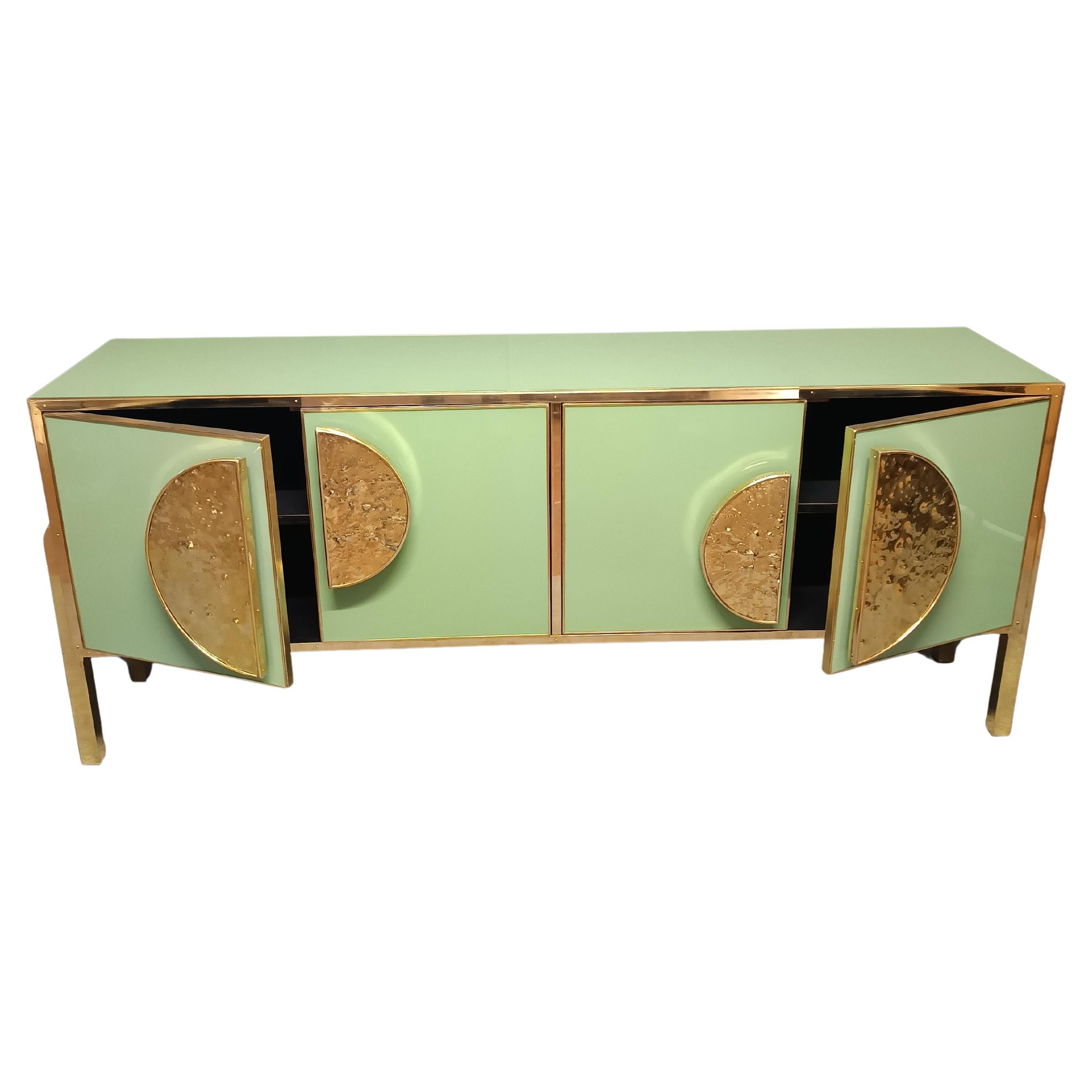 Credenza con cristal de Murano verde y herrajes y tiradores de latón Disponible en venta