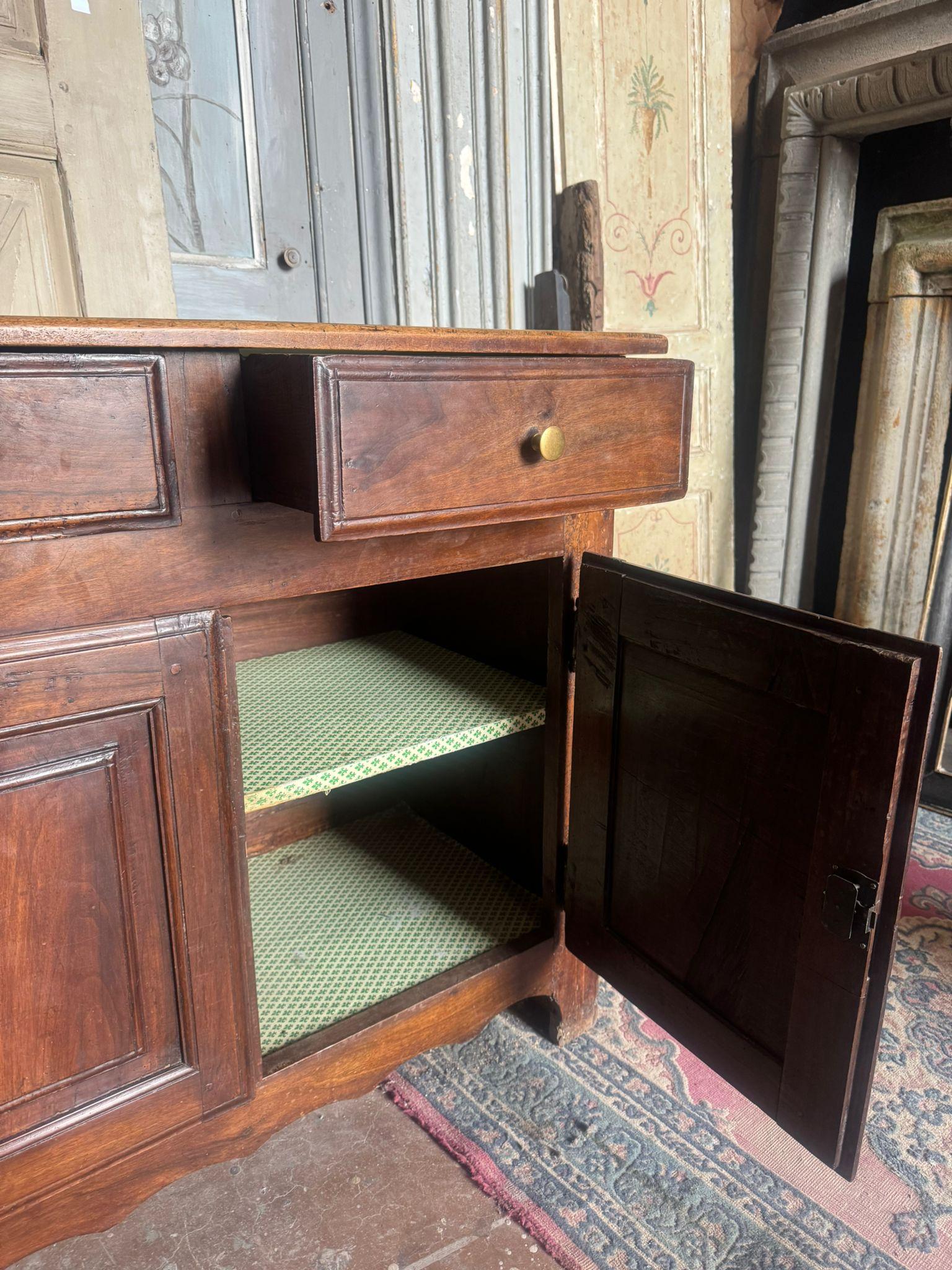 Credenze, Credenza, mobile in legno a due ante e due cassetti, Italia In condizioni buone in vendita a Cuneo, Italy (CN)