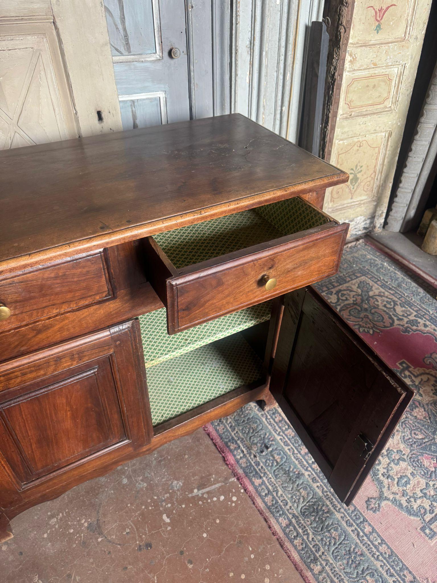 Fino al XVIII secolo Credenze, Credenza, mobile in legno a due ante e due cassetti, Italia in vendita