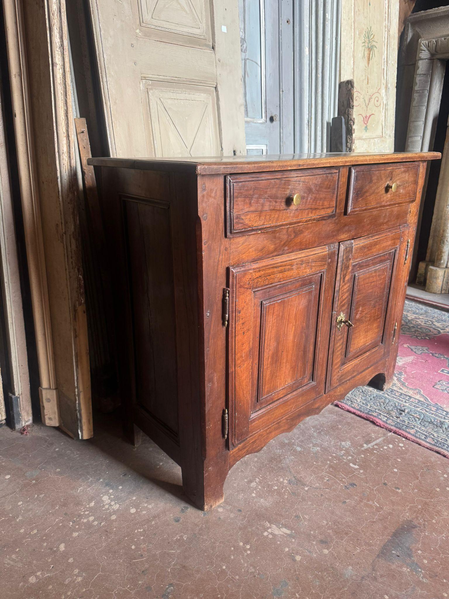 Credenze, Credenza, mobile in legno a due ante e due cassetti, Italia in vendita 1