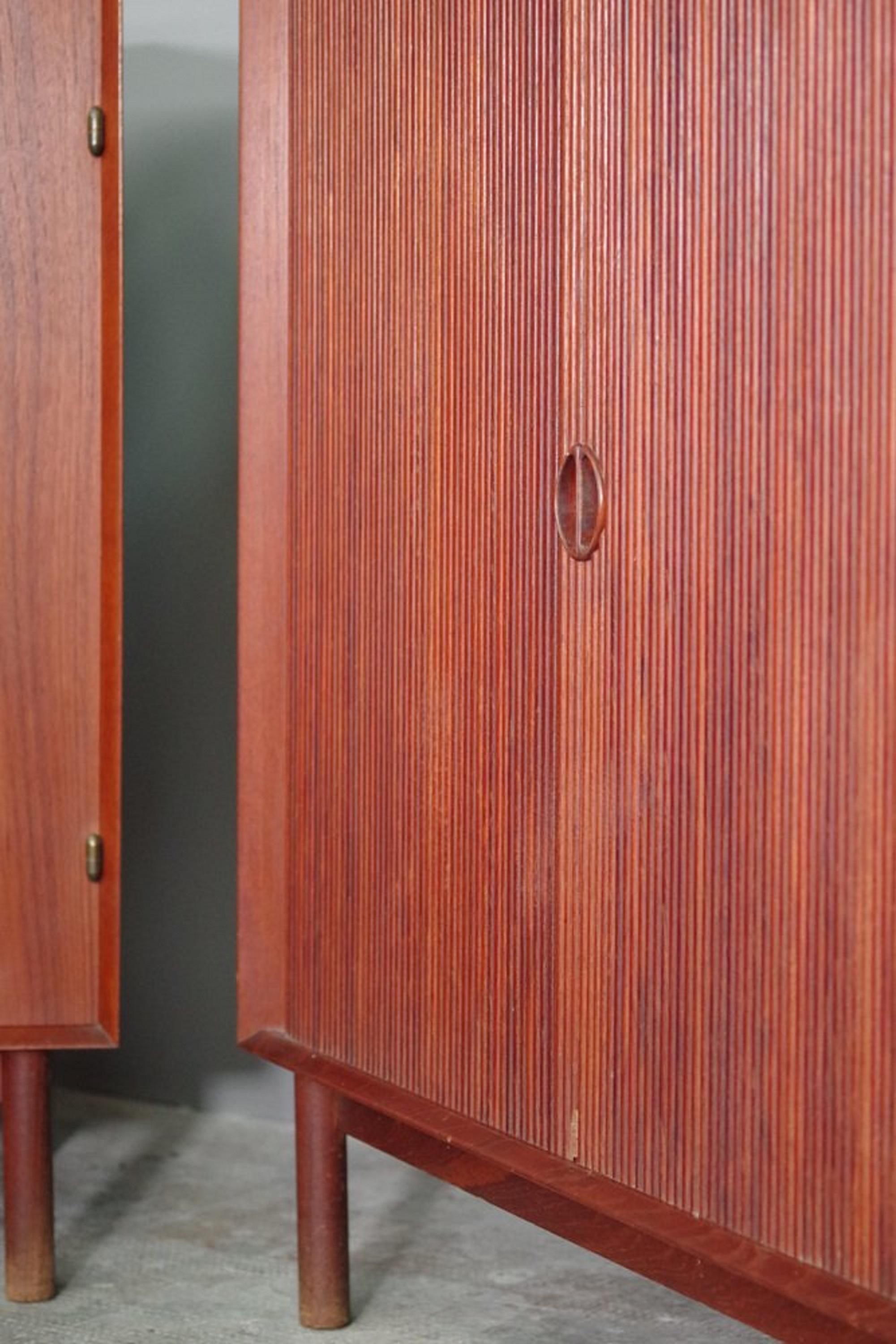 Este excepcional conjunto de dos aparadores vintage de teca, obra de los renombrados diseñadores daneses Peter Hvidt y Orla Mølgaard-Nielsen, es un magnífico ejemplo del diseño escandinavo de mediados de siglo. Producido por Soborg Møbler en la