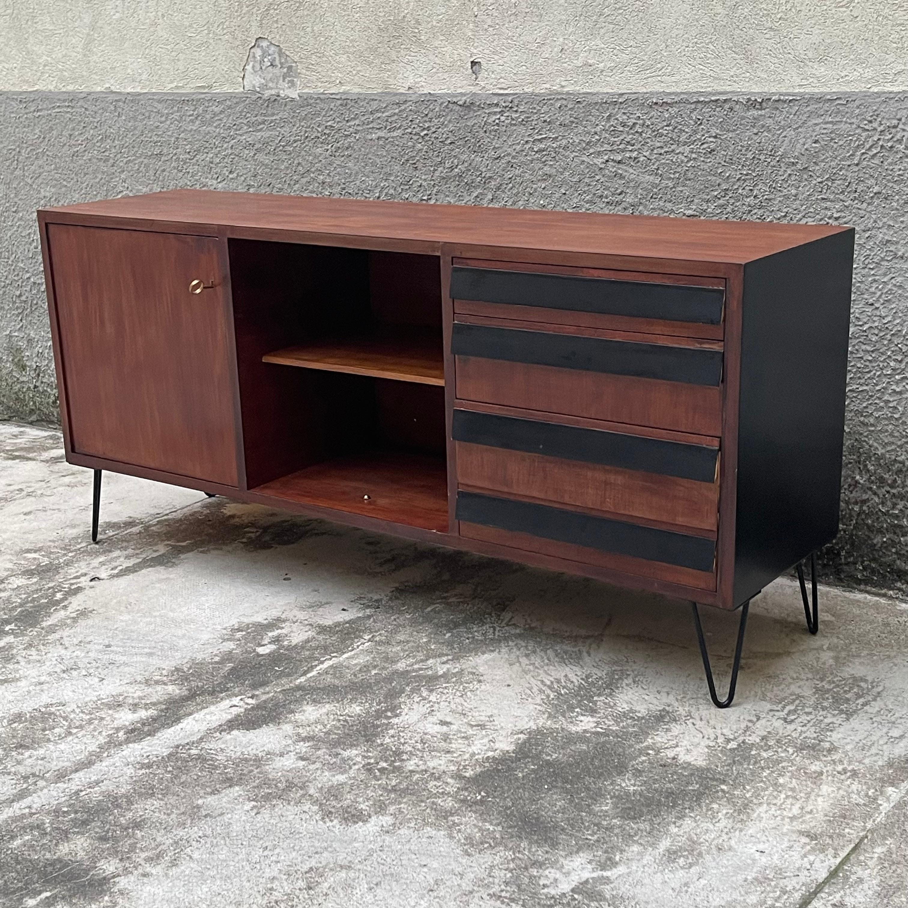 This mid-century vintage sideboard combines mid-20th century Italian style with a beautiful and practical design that is both simple and functional. Ample space and easy-access drawers make this cabinet beautiful and practical.
Its painted metal