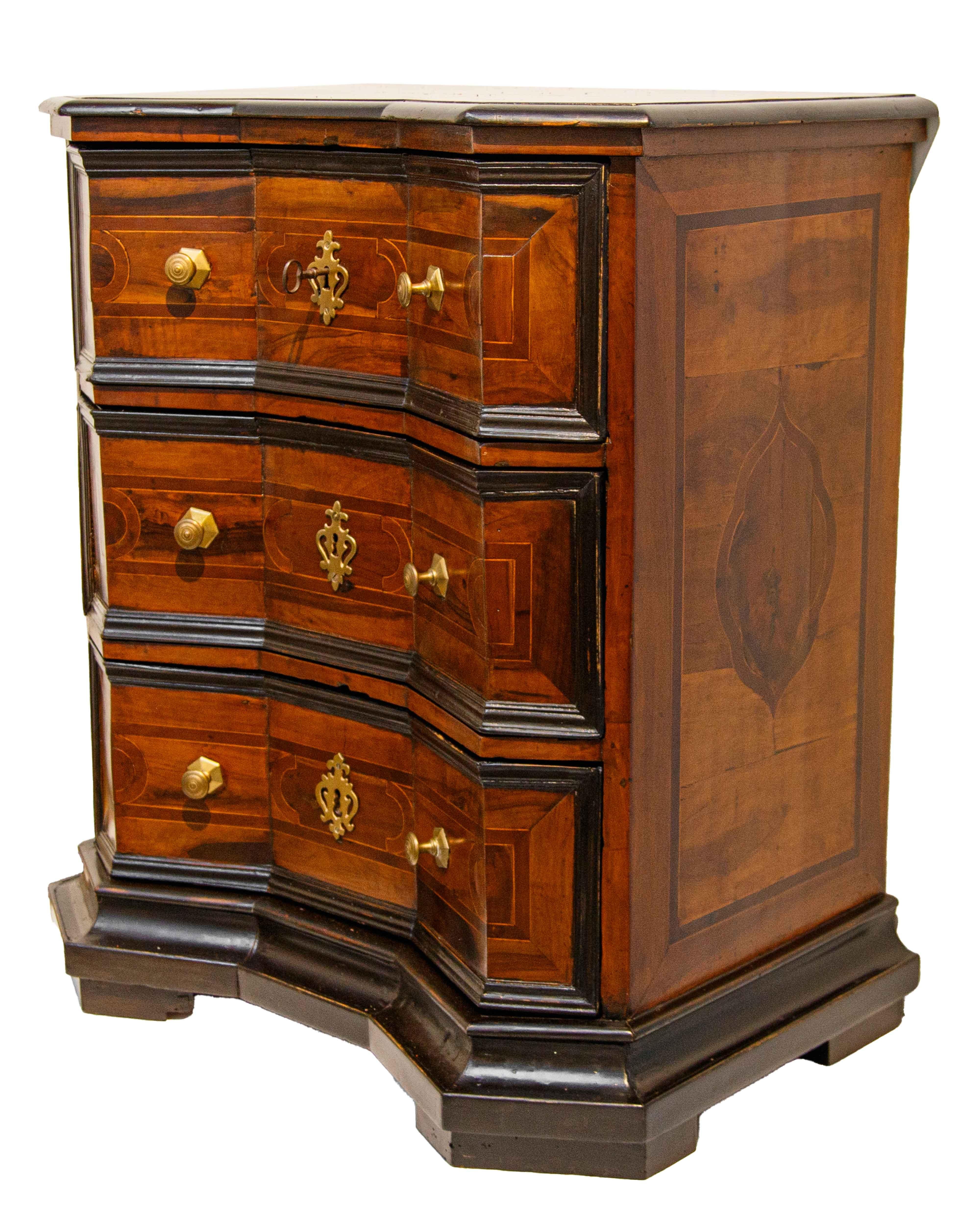 Lombard-Venetian sideboard, 17th century  In Good Condition For Sale In Milan, IT