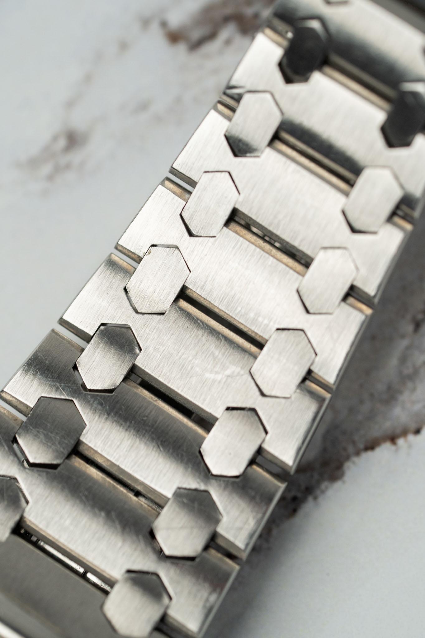 Credor Lokomotive KEH018 5932-5020 Texturiertes schwarzes Sonnenschliff-Zifferblatt von Gerald Genta im Angebot 3