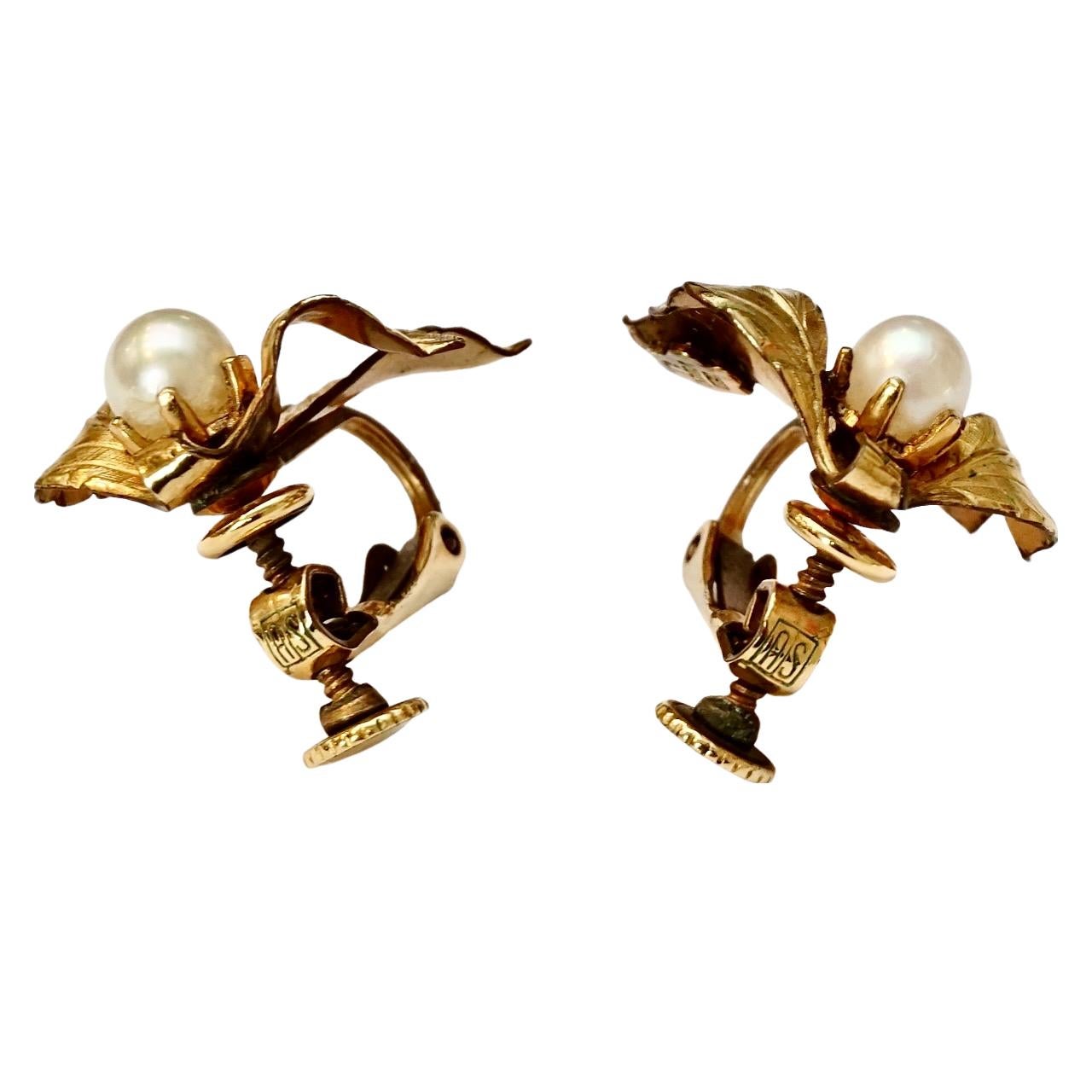 Lovely 1/20 12K gold filled screw back earrings, featuring a leaf design with cultured pearls. Measuring length 1.8 cm / .7 inch by width 1.9 cm / .74 inch, and the pearls are 5 mm.

This is an elegant pair of gold filled and cultured pearl earrings.