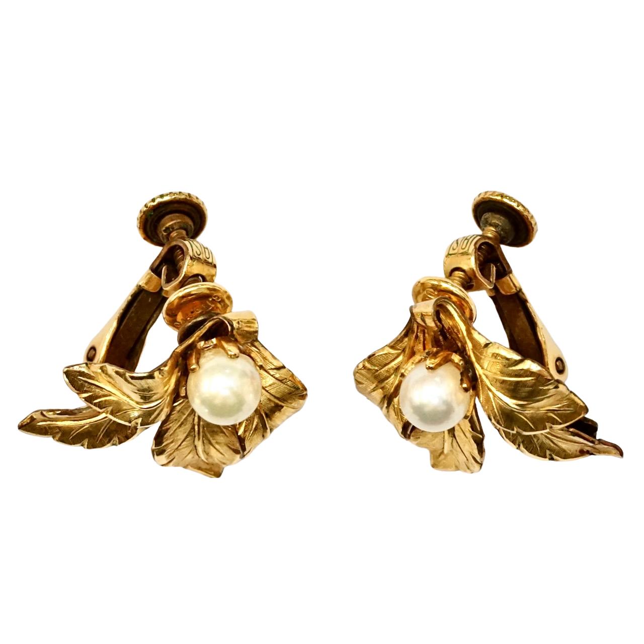 Creed Gold gefüllte Zuchtperlen- und Blatt-Ohrringe mit Schraubenverschluss hinten (Rundschliff) im Angebot