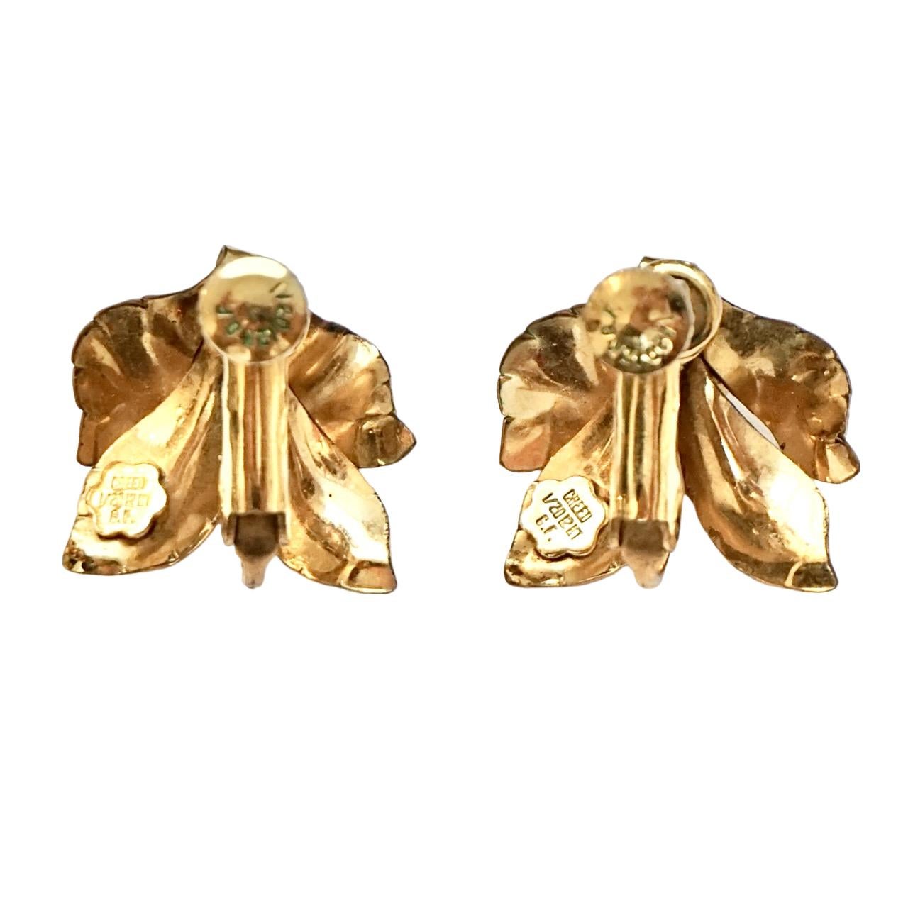 Creed Gold gefüllte Zuchtperlen- und Blatt-Ohrringe mit Schraubenverschluss hinten im Zustand „Gut“ im Angebot in London, GB