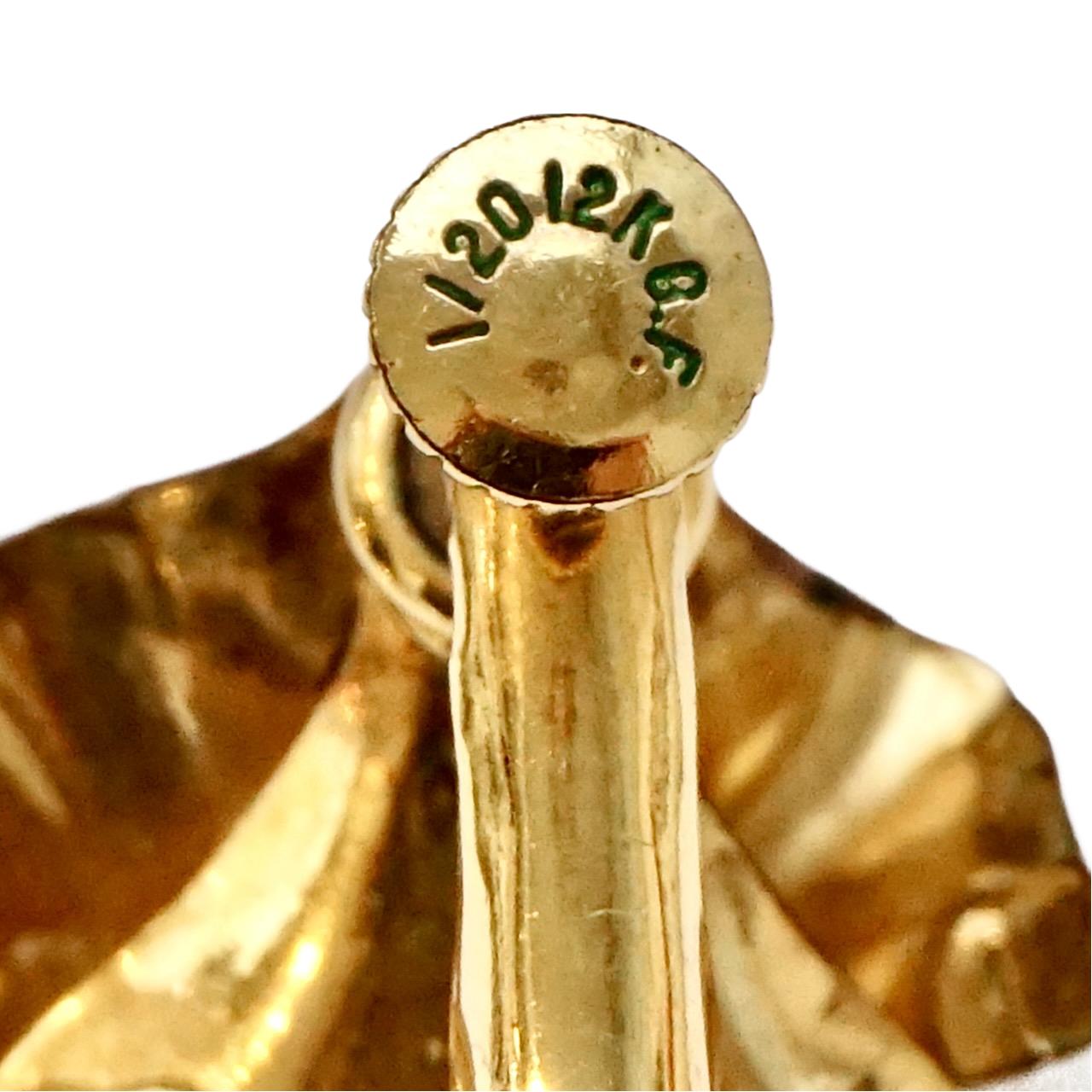 Creed Gold gefüllte Zuchtperlen- und Blatt-Ohrringe mit Schraubenverschluss hinten im Angebot 1