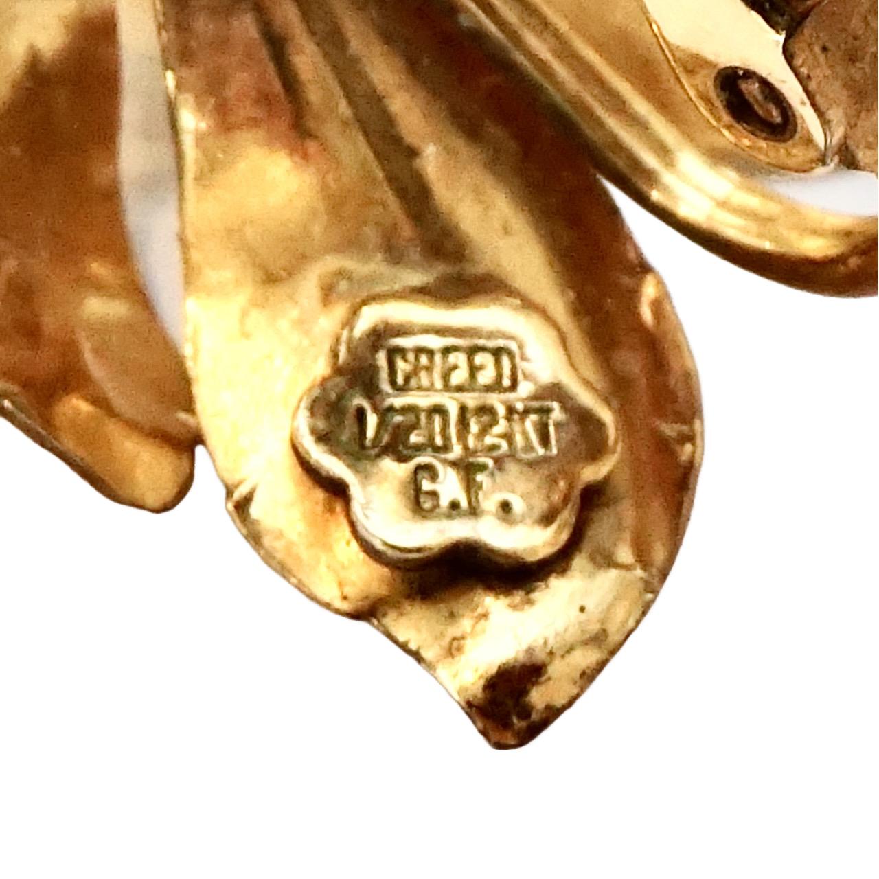 Creed Gold gefüllte Zuchtperlen- und Blatt-Ohrringe mit Schraubenverschluss hinten im Angebot 2