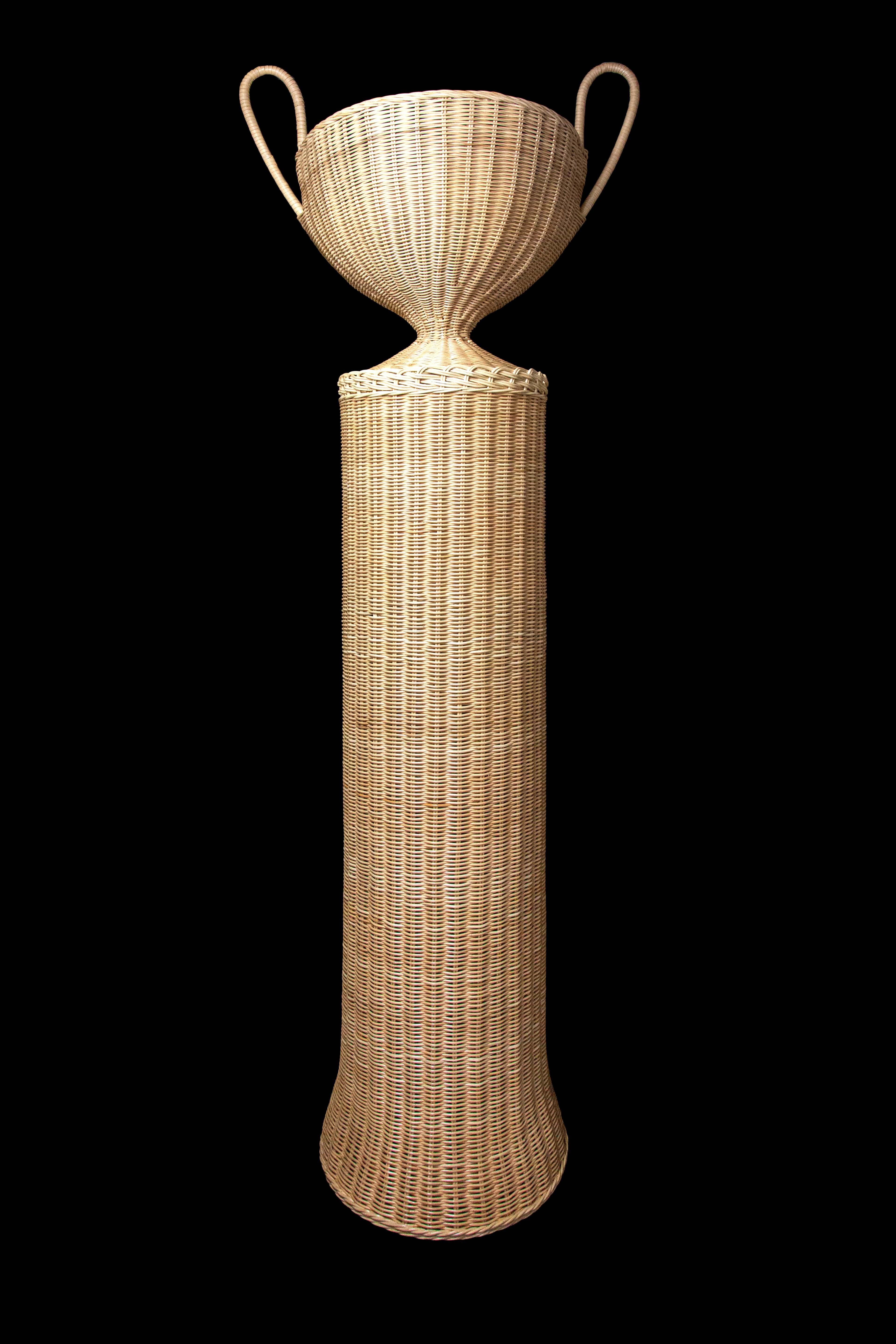 Piédestal en osier (rotin) Creel and Gow avec urne. Fabriqué exclusivement pour Creel and Gow à Tanger au Maroc.