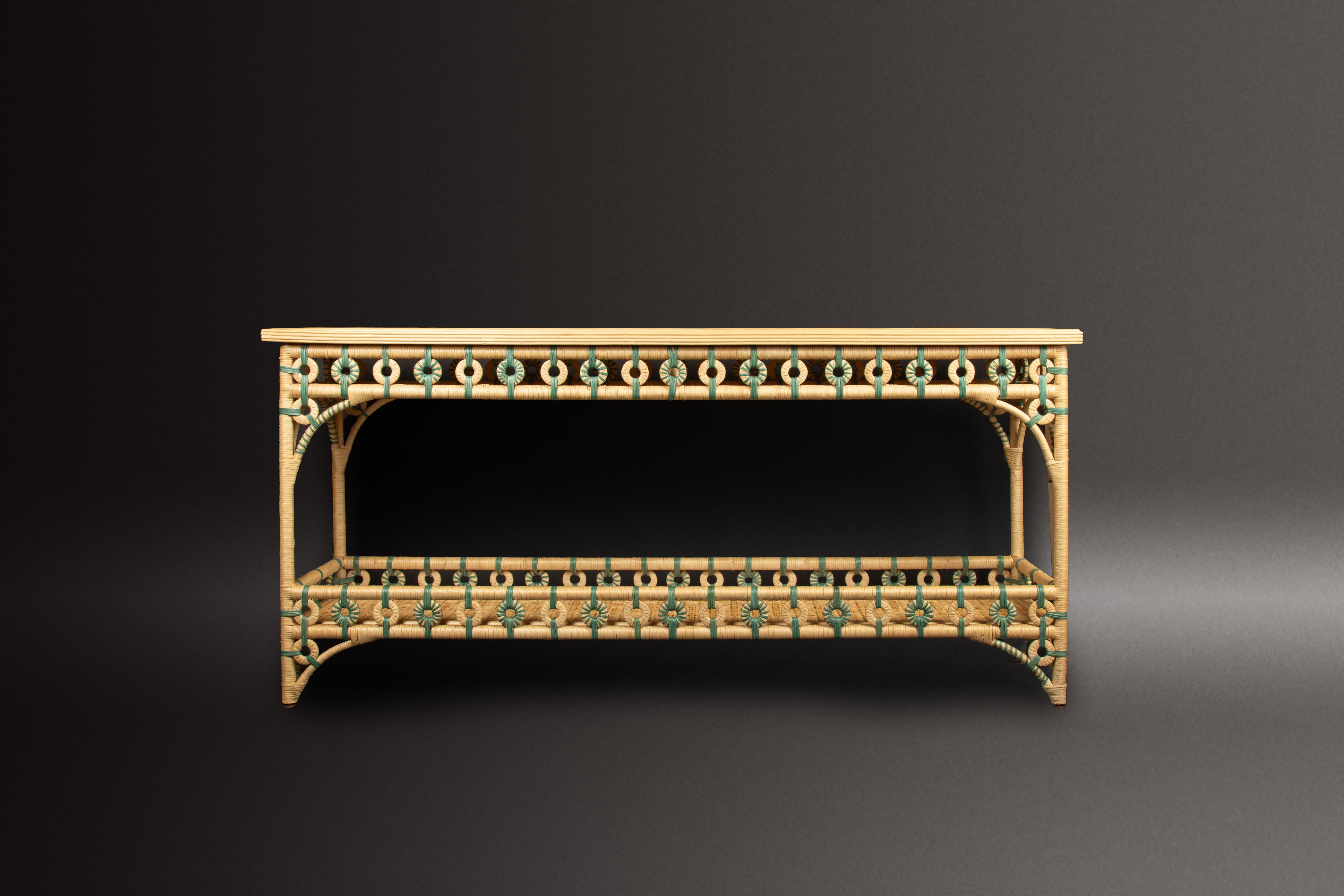 Console en rotin Sarcelle : fabriquée exclusivement pour Creel and Gow au Maroc.

Mesures : 73