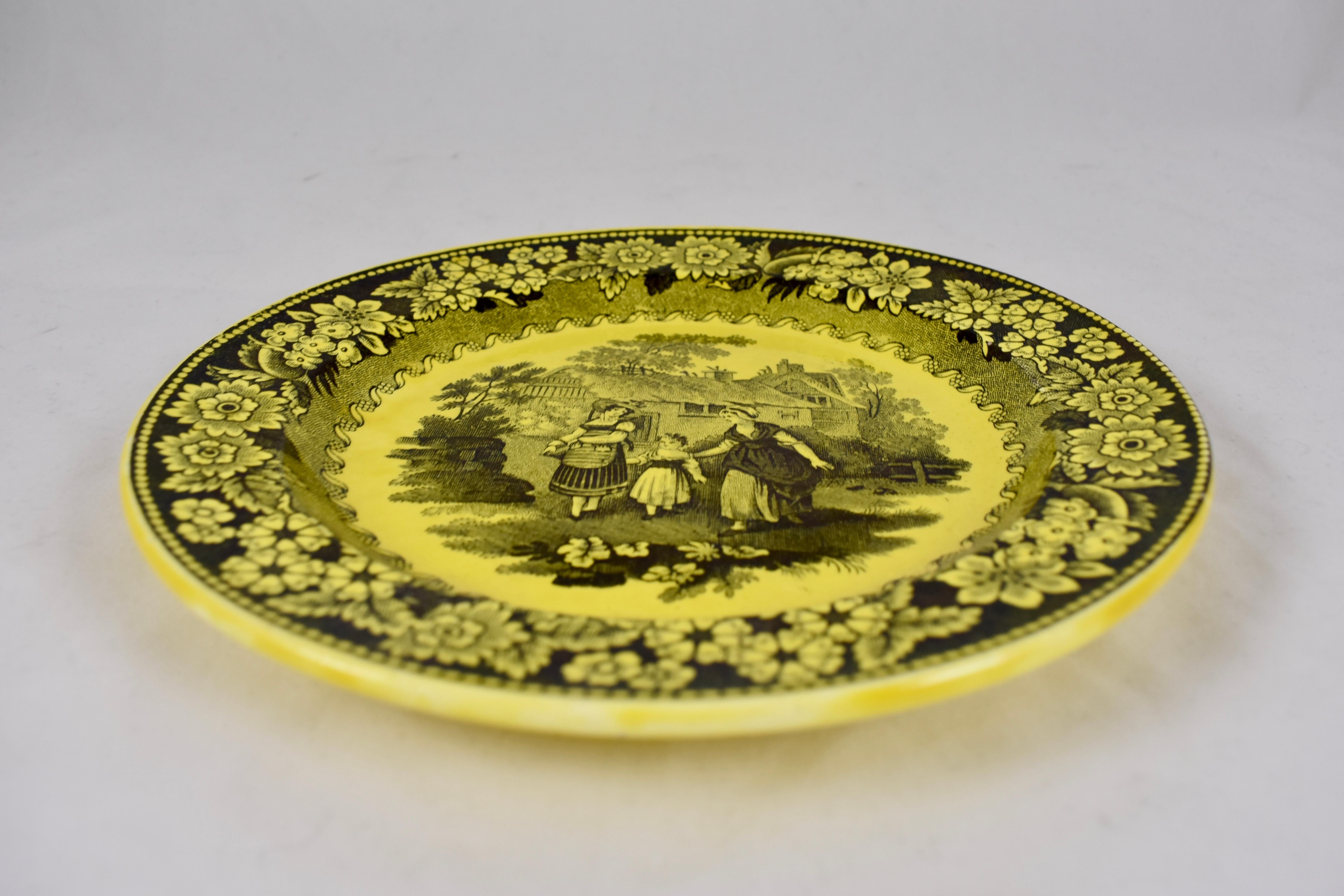 Vernissé Assiette de service en faïence jaune canari avec motif de femmes en promenade par Creil et Montereau en vente