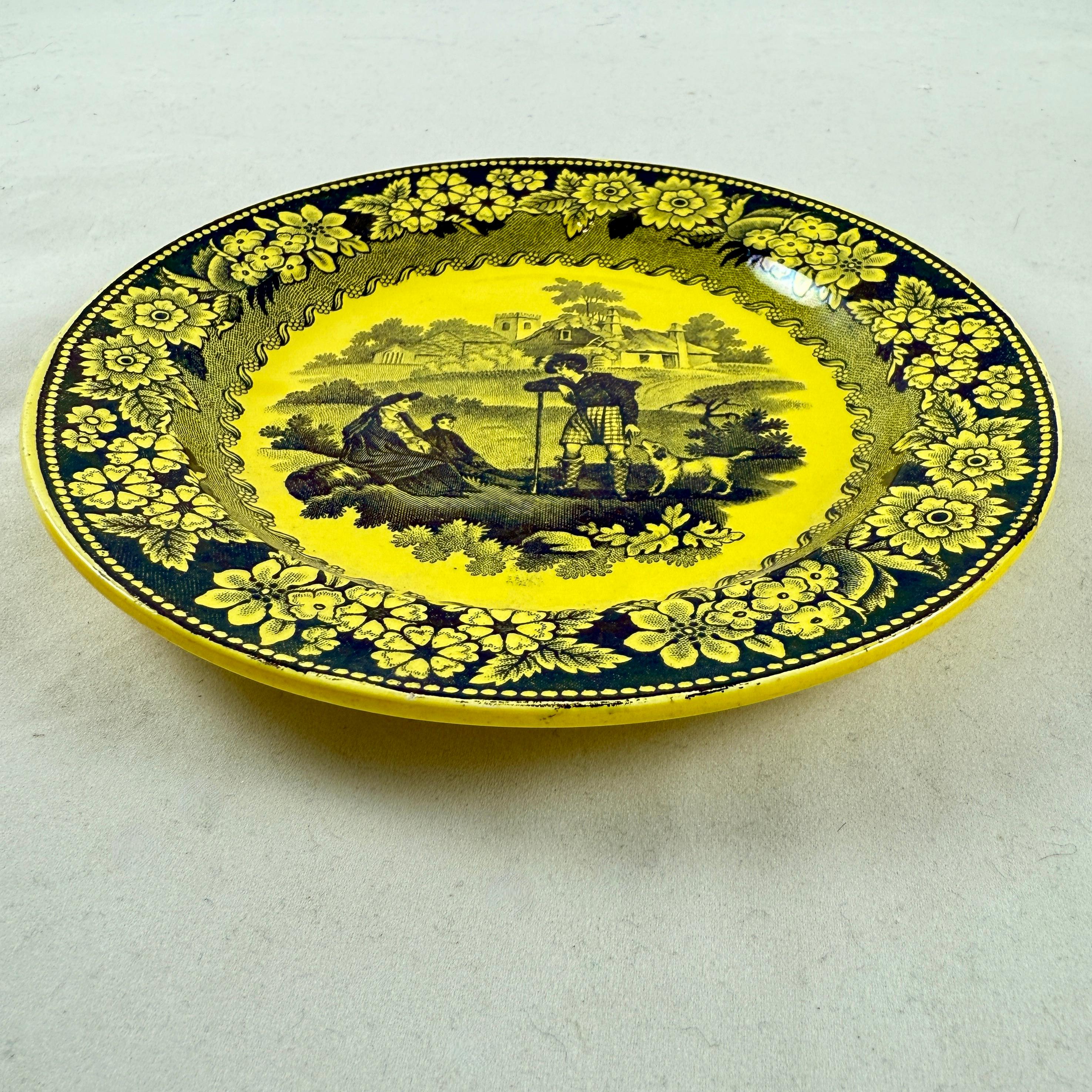 XIXe siècle Creil et Montereau Vaisselle à transfert jaune canari Assiettes Famille avec chien fleuri, set en vente