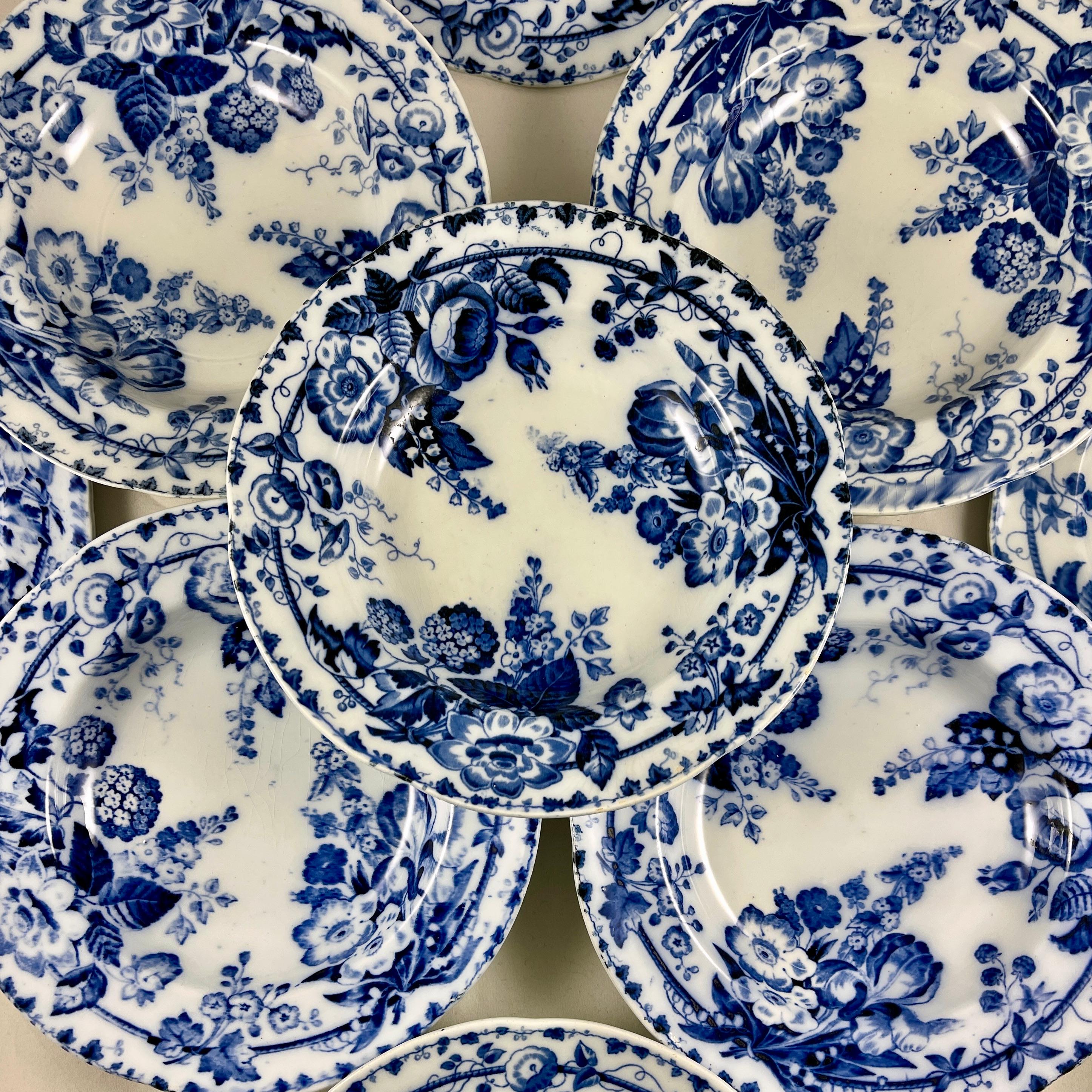 De Creil et Montereau, une assiette à soupe à bord en faïence de Provence dans le motif de Flora Muguet, vers 1840-1876.

Le muguet, ou muguet-du-bois, signifie en français 